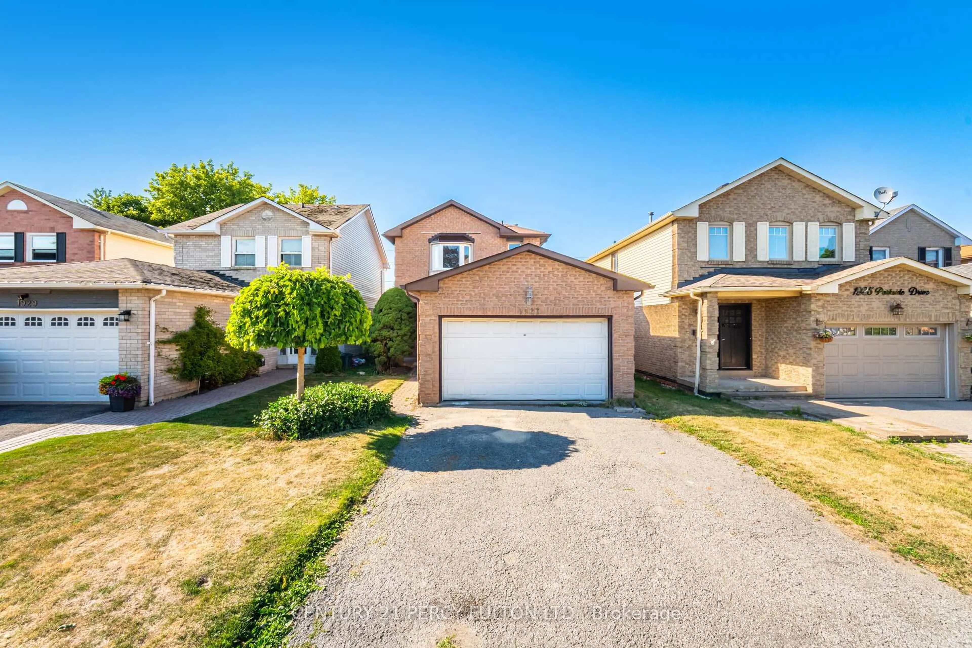 A pic from outside/outdoor area/front of a property/back of a property/a pic from drone, street for 1927 Parkside Dr, Pickering Ontario L1V 3N6