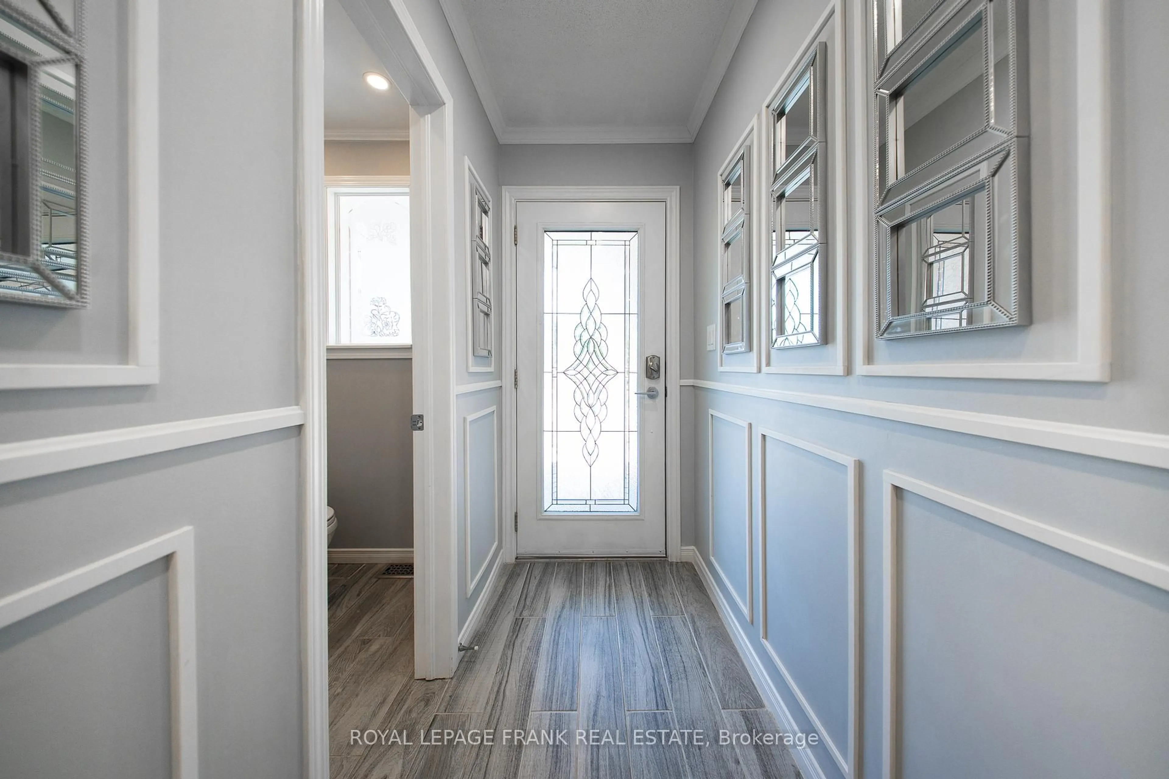 Indoor entryway for 156 Overbank Dr, Oshawa Ontario L1J 7Y5