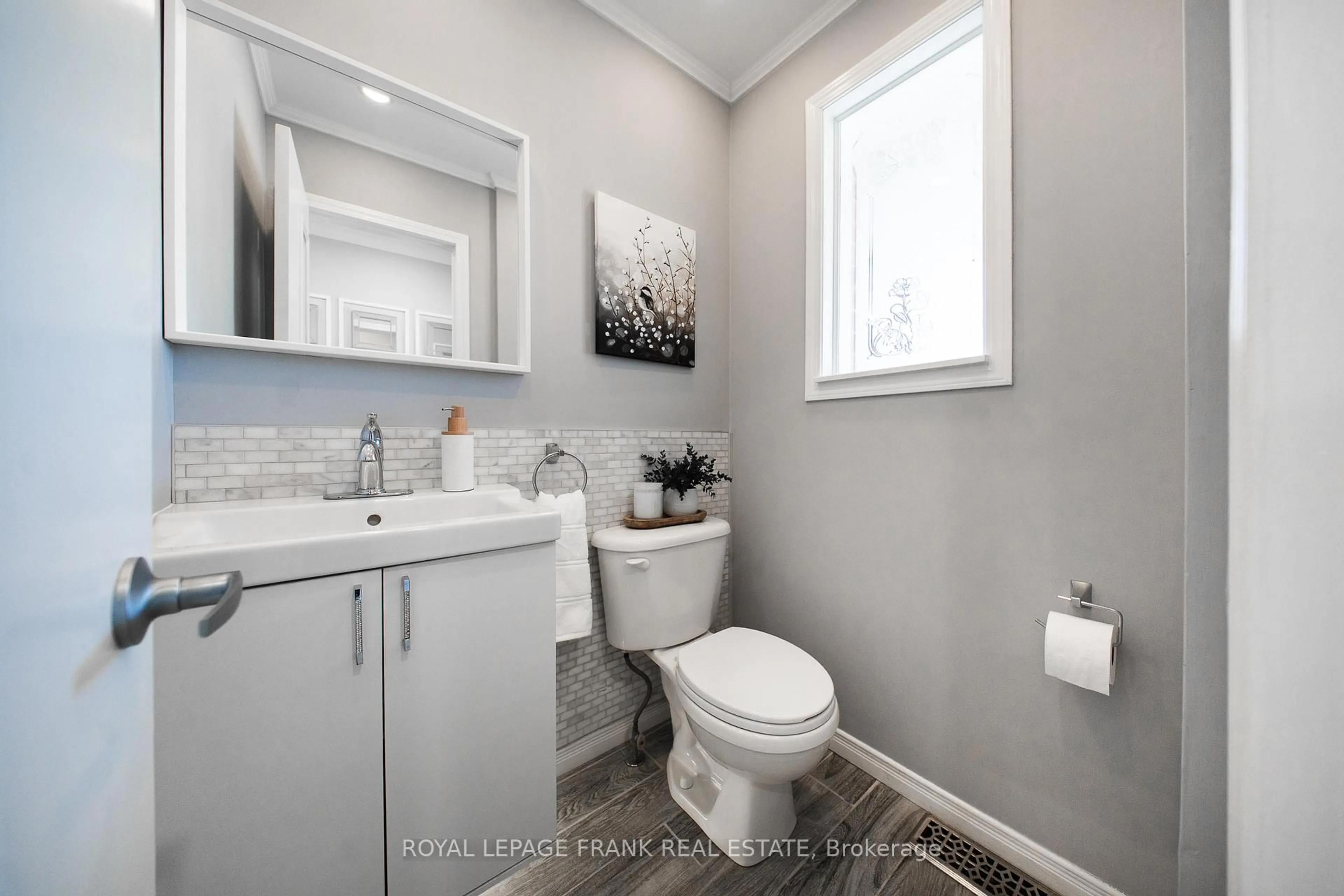 Standard bathroom, ceramic/tile floor for 156 Overbank Dr, Oshawa Ontario L1J 7Y5