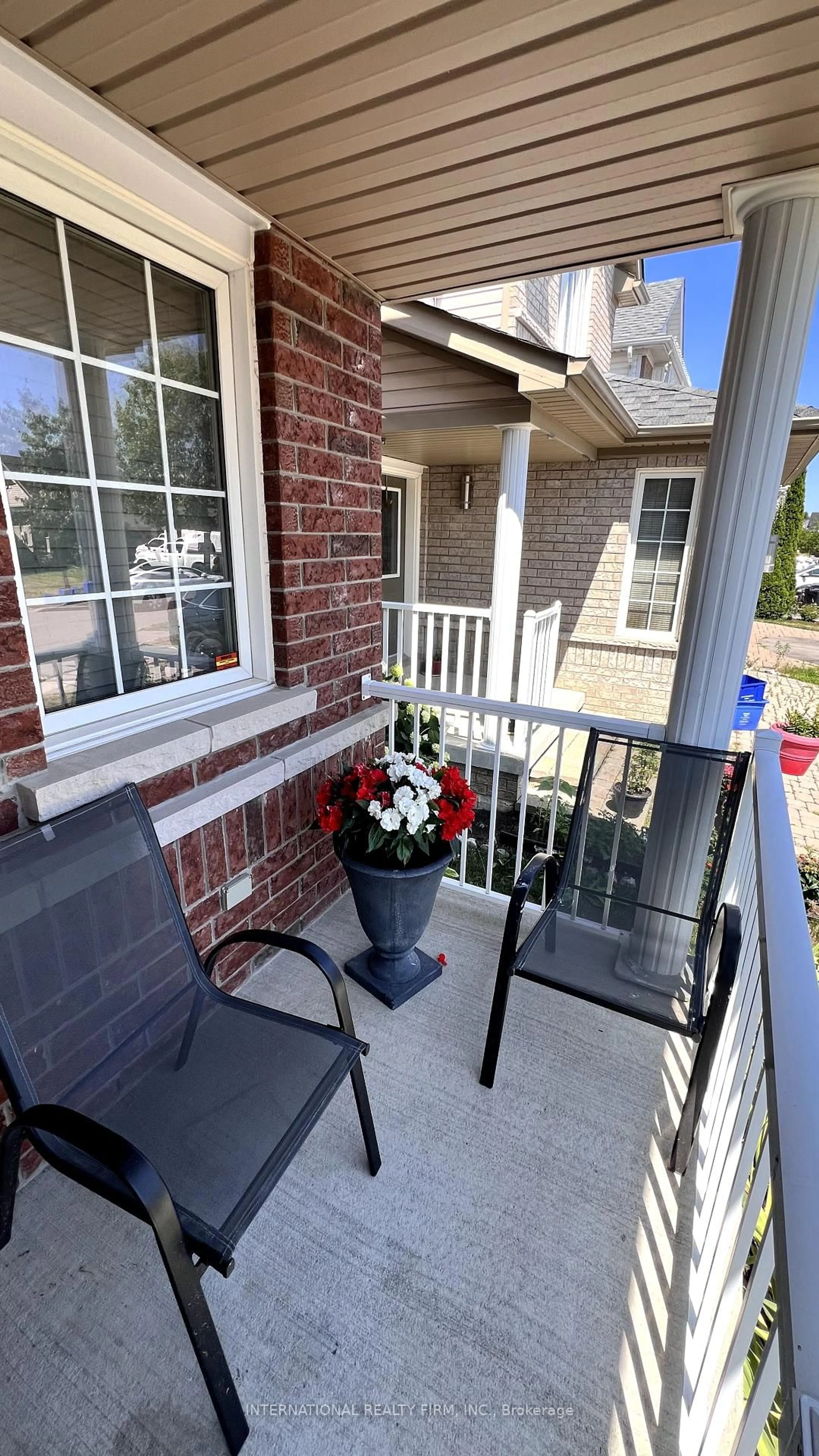Patio, street for 560 Falconridge Dr, Oshawa Ontario L1K 0C1