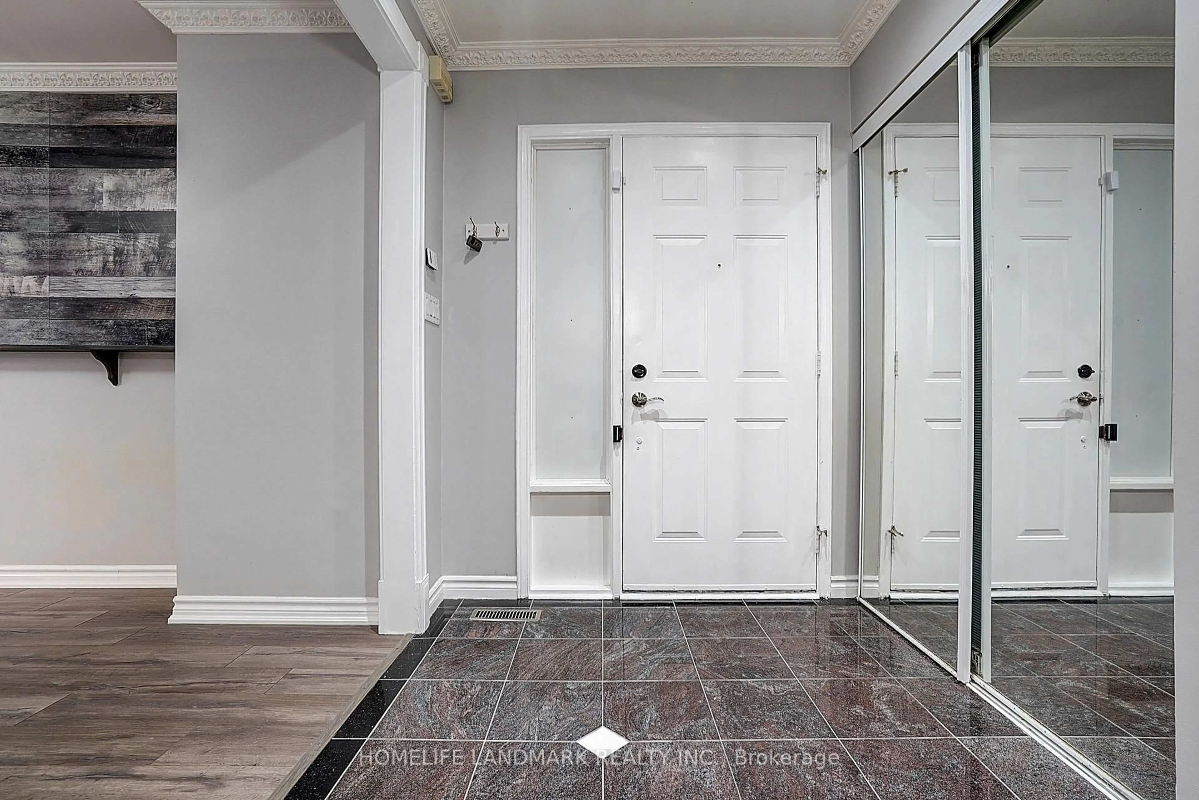 Indoor entryway for 15 Saintsbury Sq, Toronto Ontario M1V 3K1