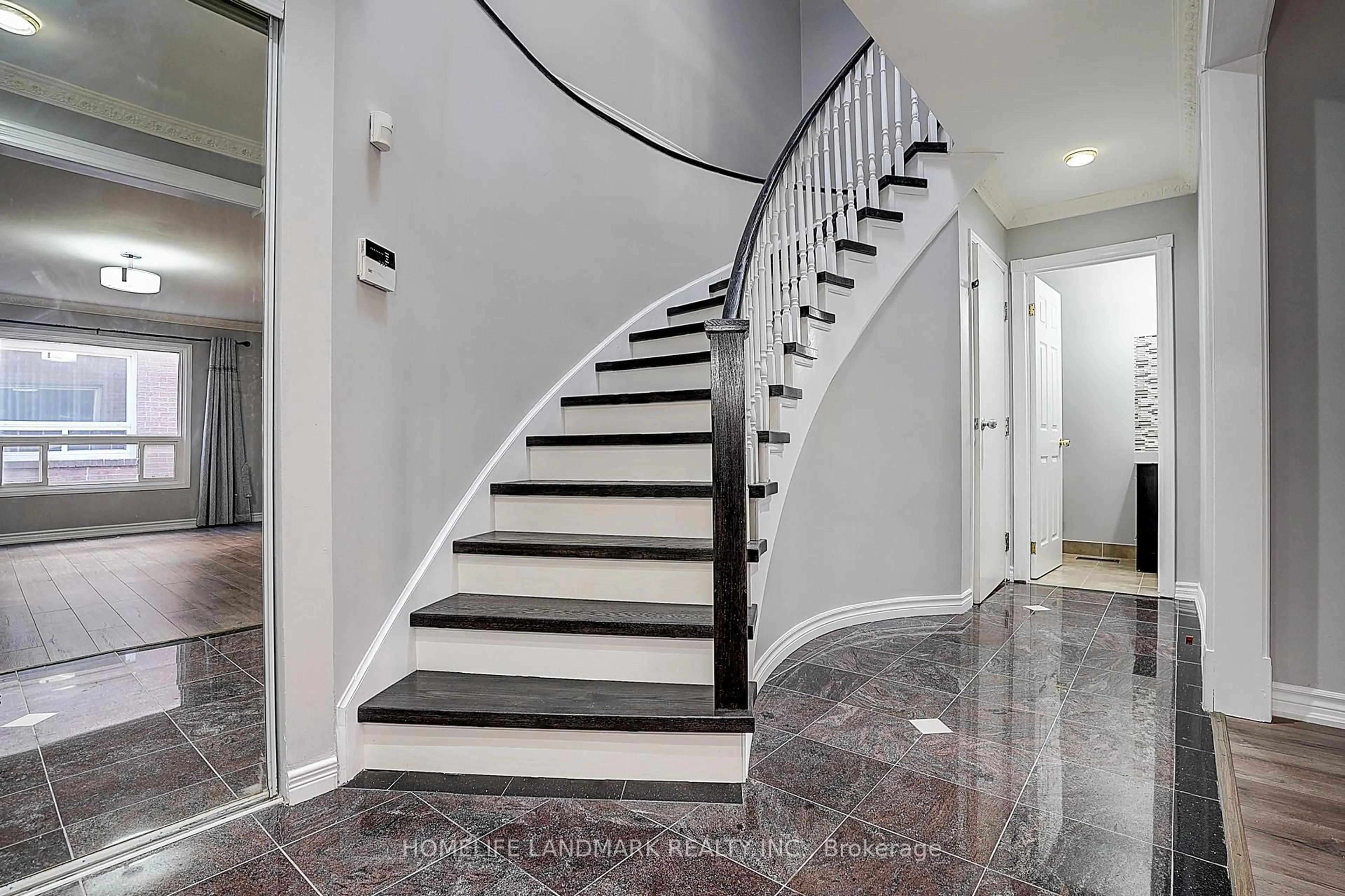 Stairs for 15 Saintsbury Sq, Toronto Ontario M1V 3K1