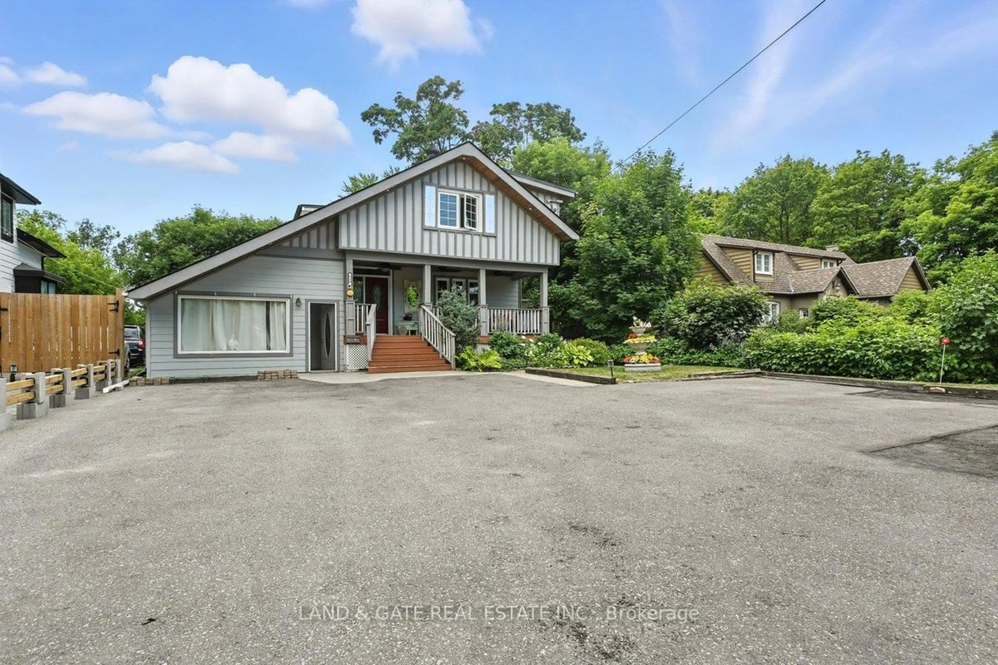 A pic from outside/outdoor area/front of a property/back of a property/a pic from drone, street for 519 Kingston Rd, Ajax Ontario L1S 6M1