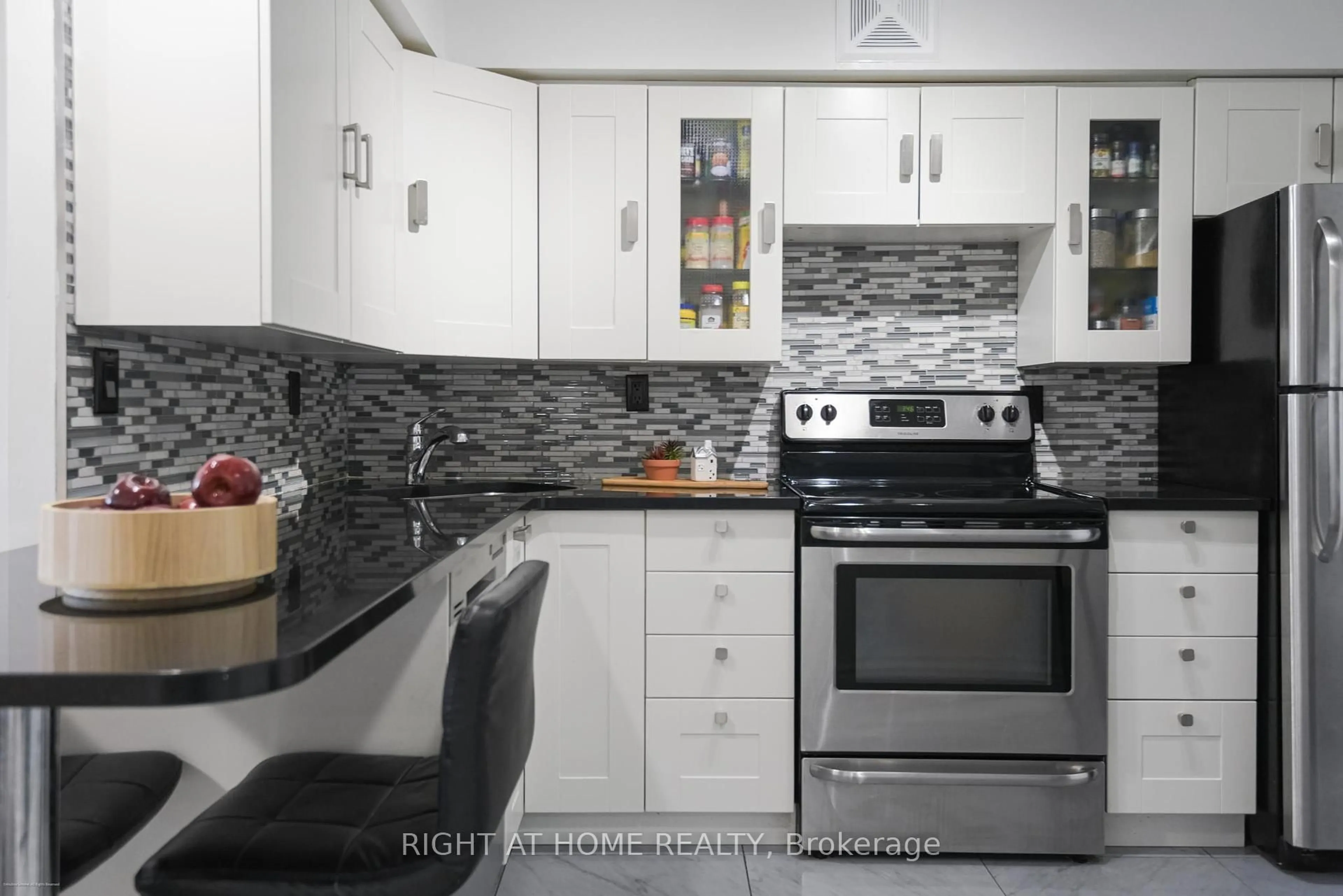 Contemporary kitchen, ceramic/tile floor for 4 Park Vista #1109, Toronto Ontario M4B 3M8