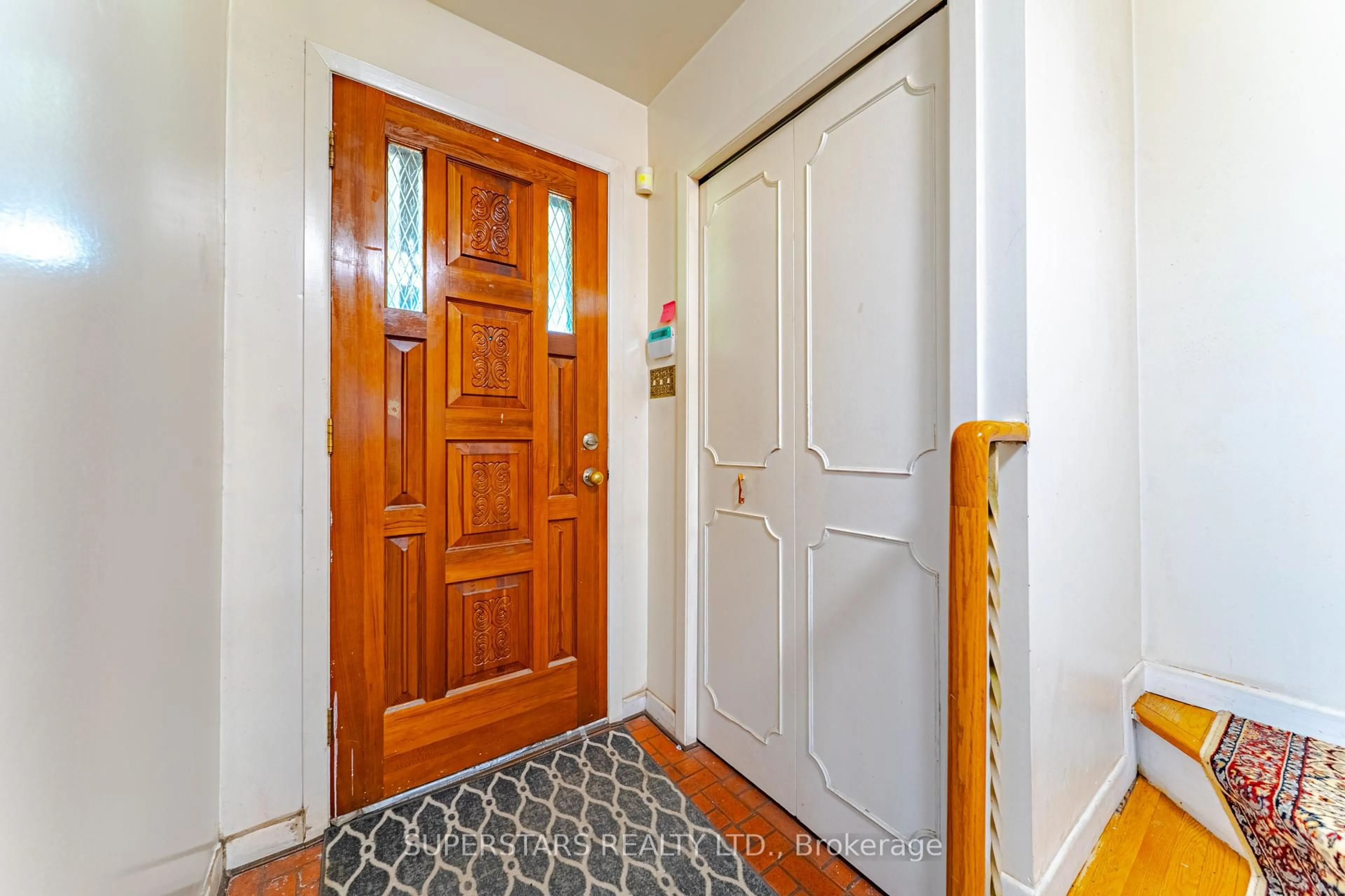 Indoor foyer for 19 Knockbolt Cres, Toronto Ontario M1S 2P5