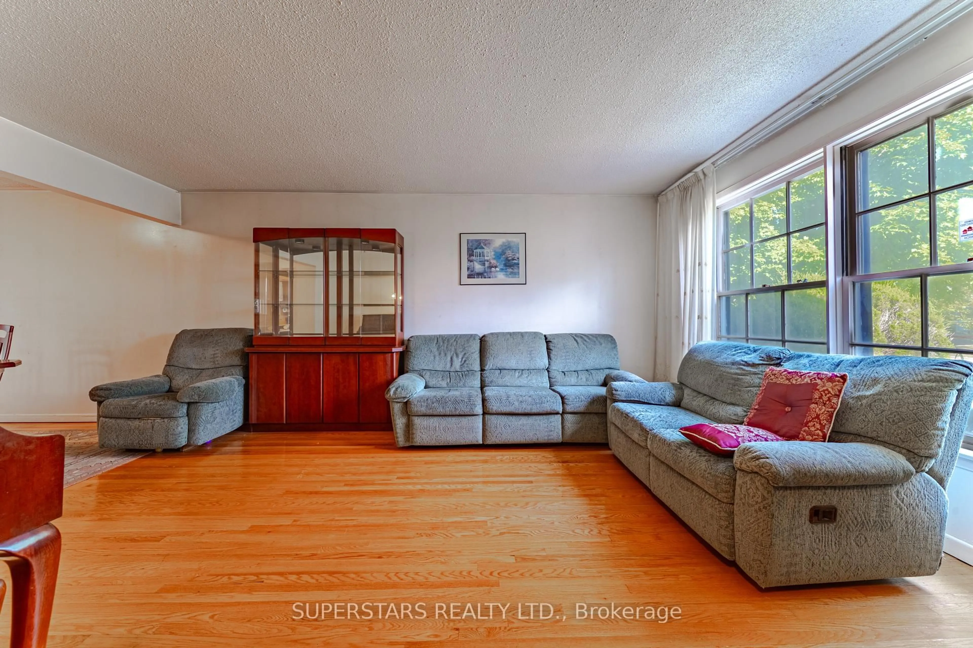 Living room with furniture, unknown for 19 Knockbolt Cres, Toronto Ontario M1S 2P5