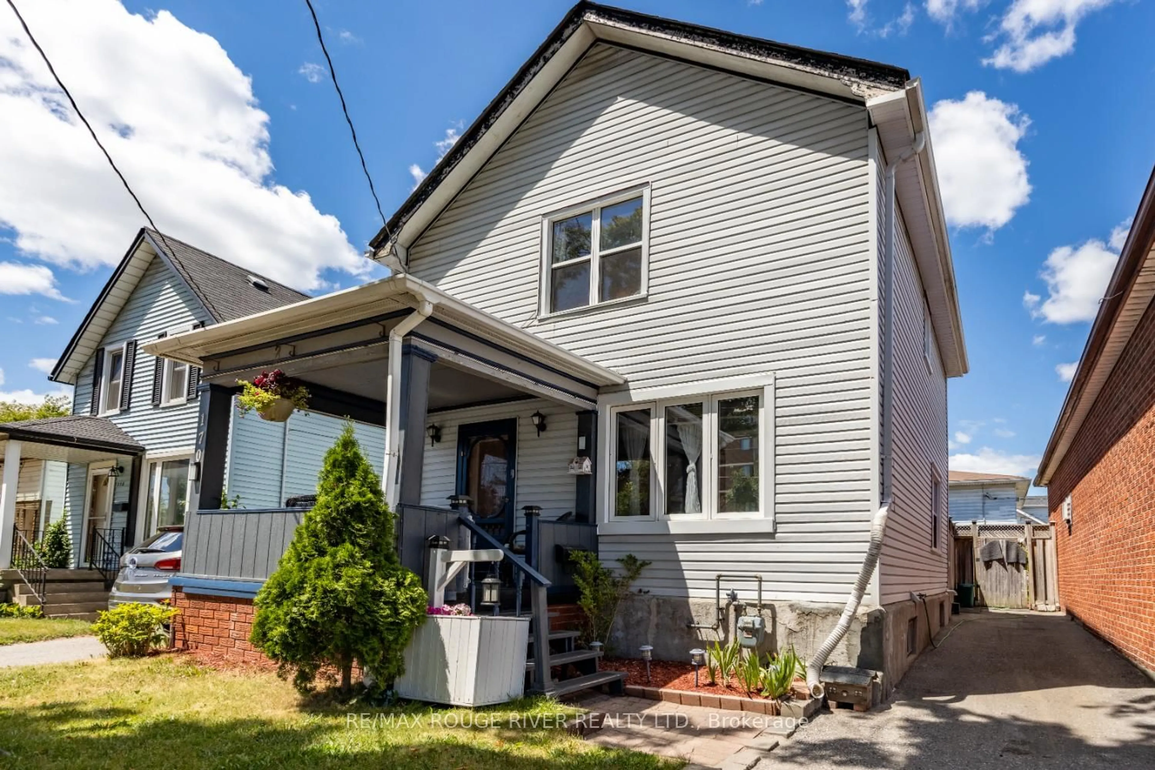 Home with vinyl exterior material, street for 170 Bloor St, Oshawa Ontario L1J 1P7