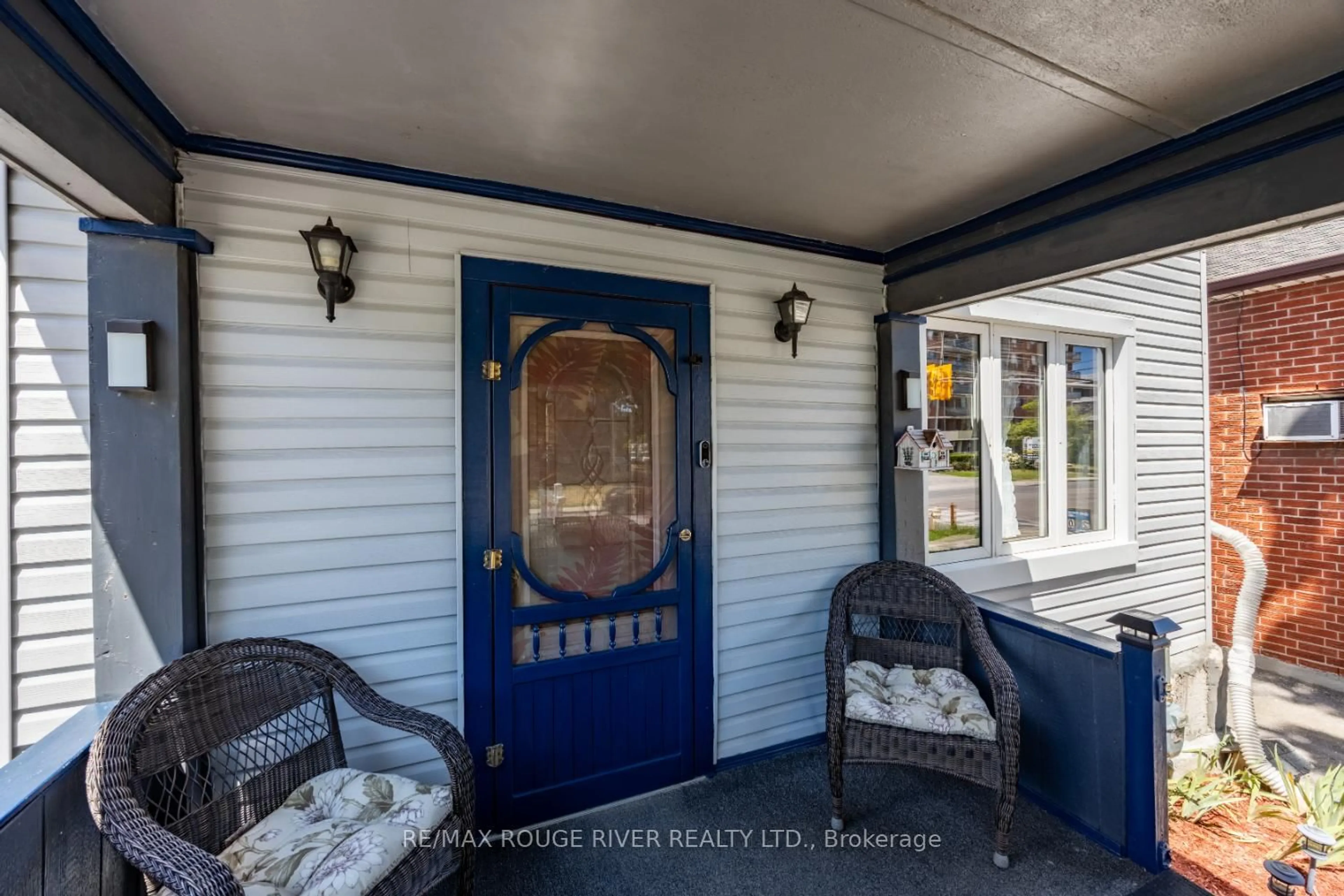 Indoor entryway for 170 Bloor St, Oshawa Ontario L1J 1P7