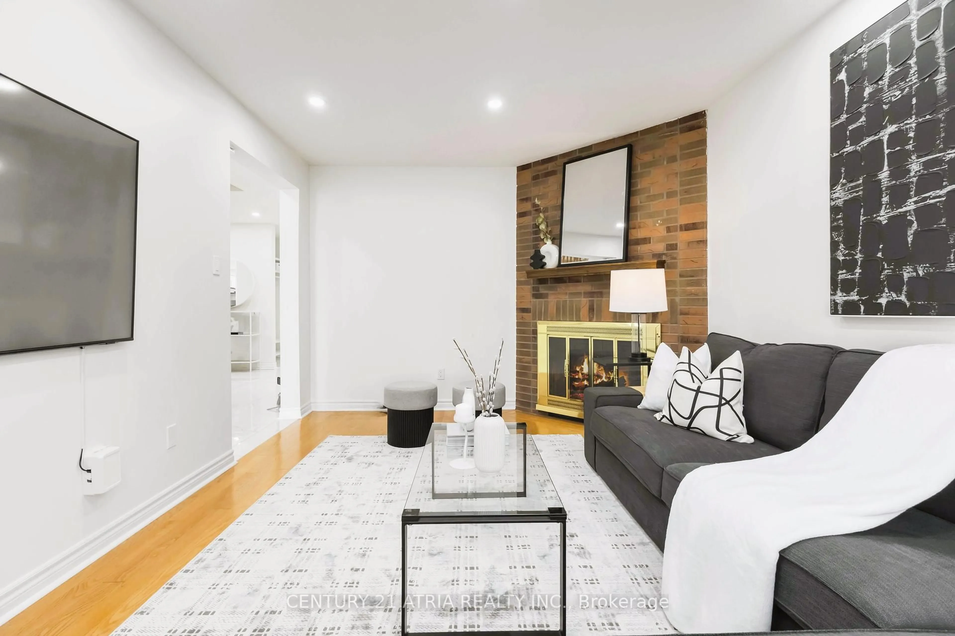 Living room with furniture, wood/laminate floor for 11 Valley Centre Dr, Toronto Ontario M1X 1K9