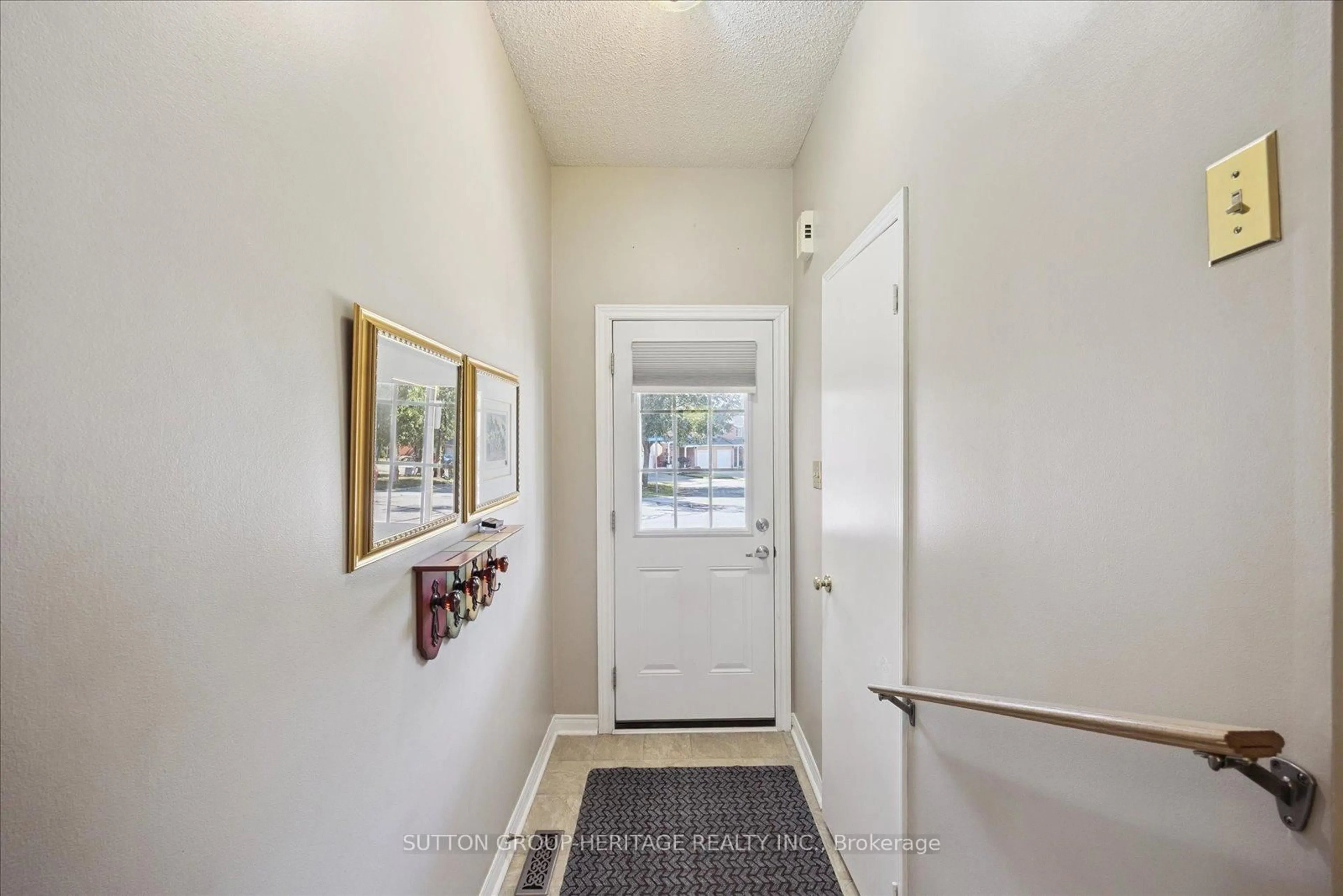 Indoor entryway for 10 Bassett Blvd #26, Whitby Ontario L1N 9C3