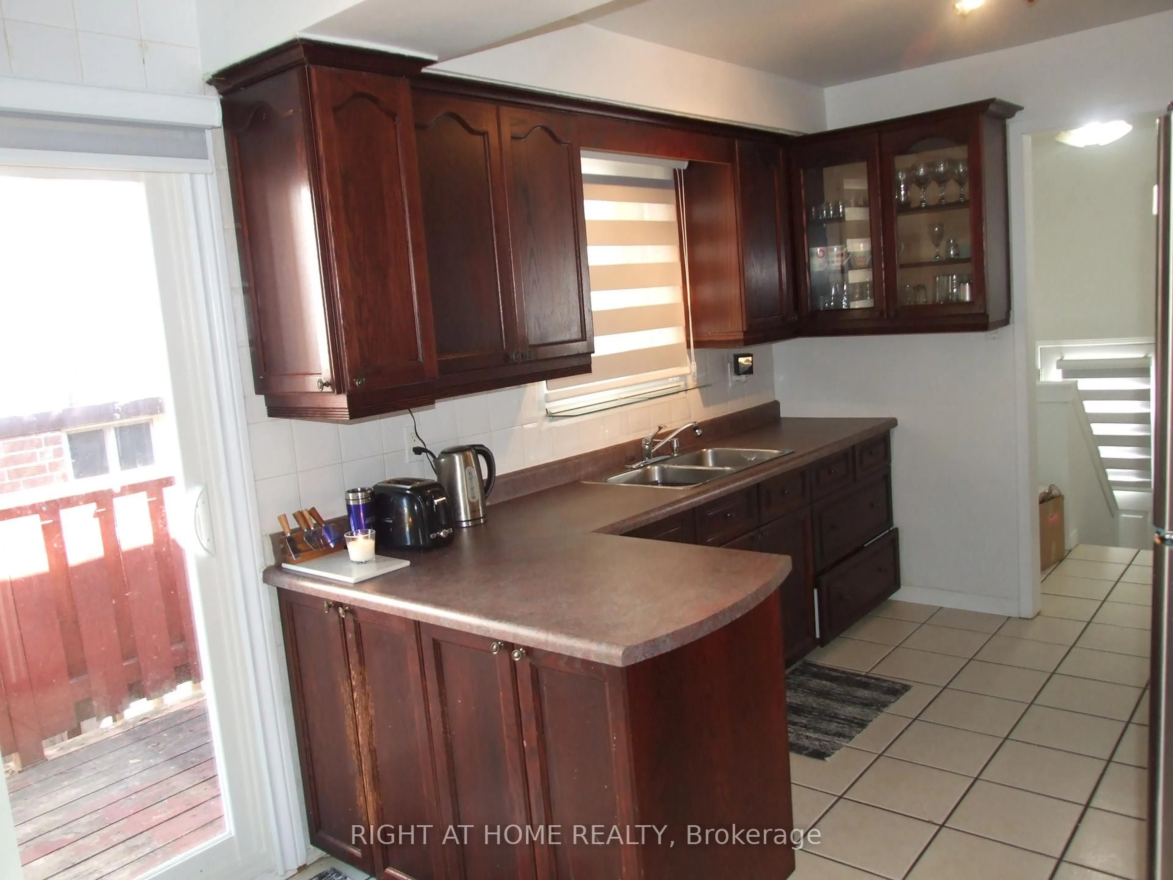 Standard kitchen, unknown for 53 Renfield Cres, Whitby Ontario L1P 1B2