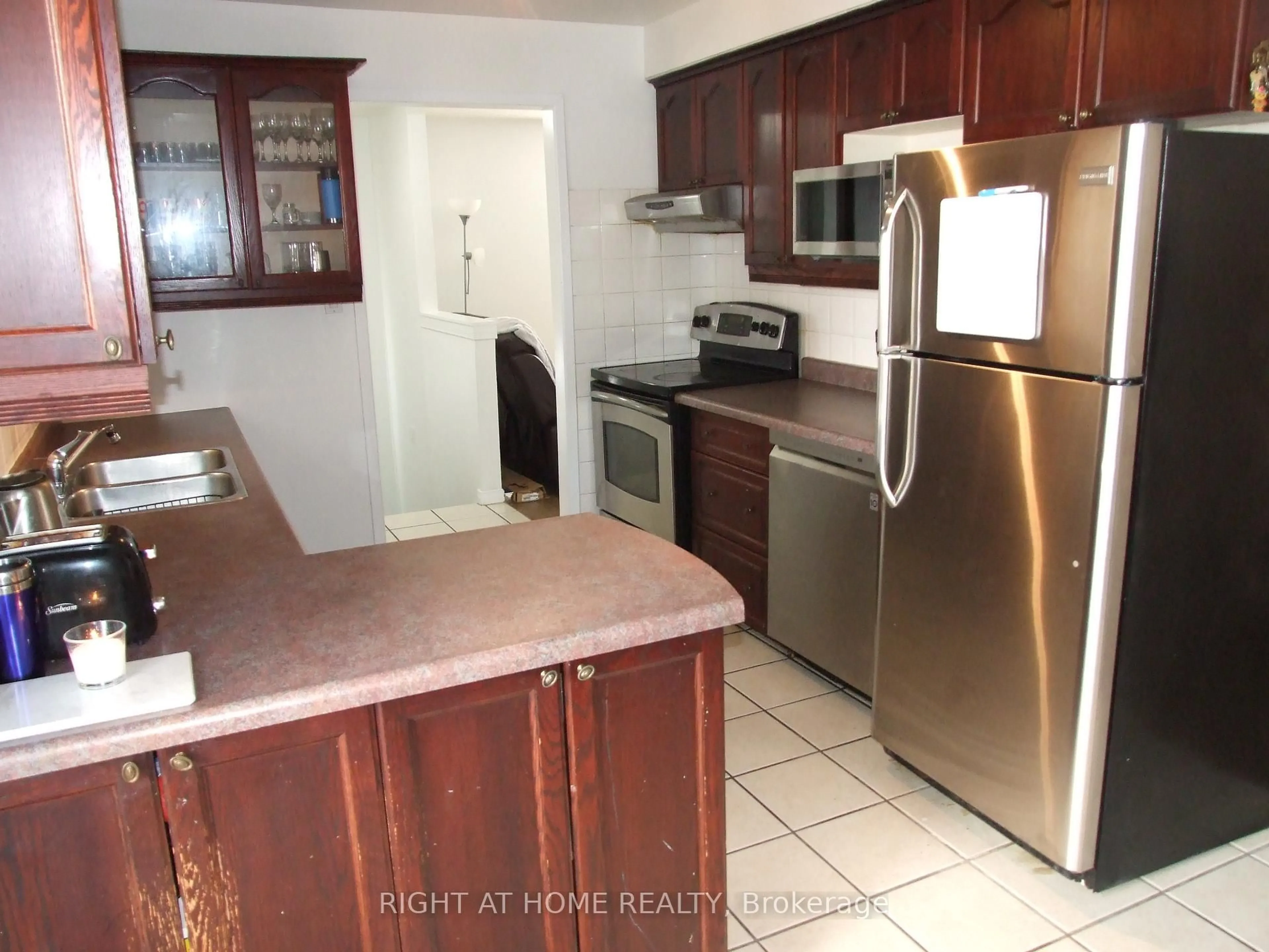 Standard kitchen, ceramic/tile floor for 53 Renfield Cres, Whitby Ontario L1P 1B2