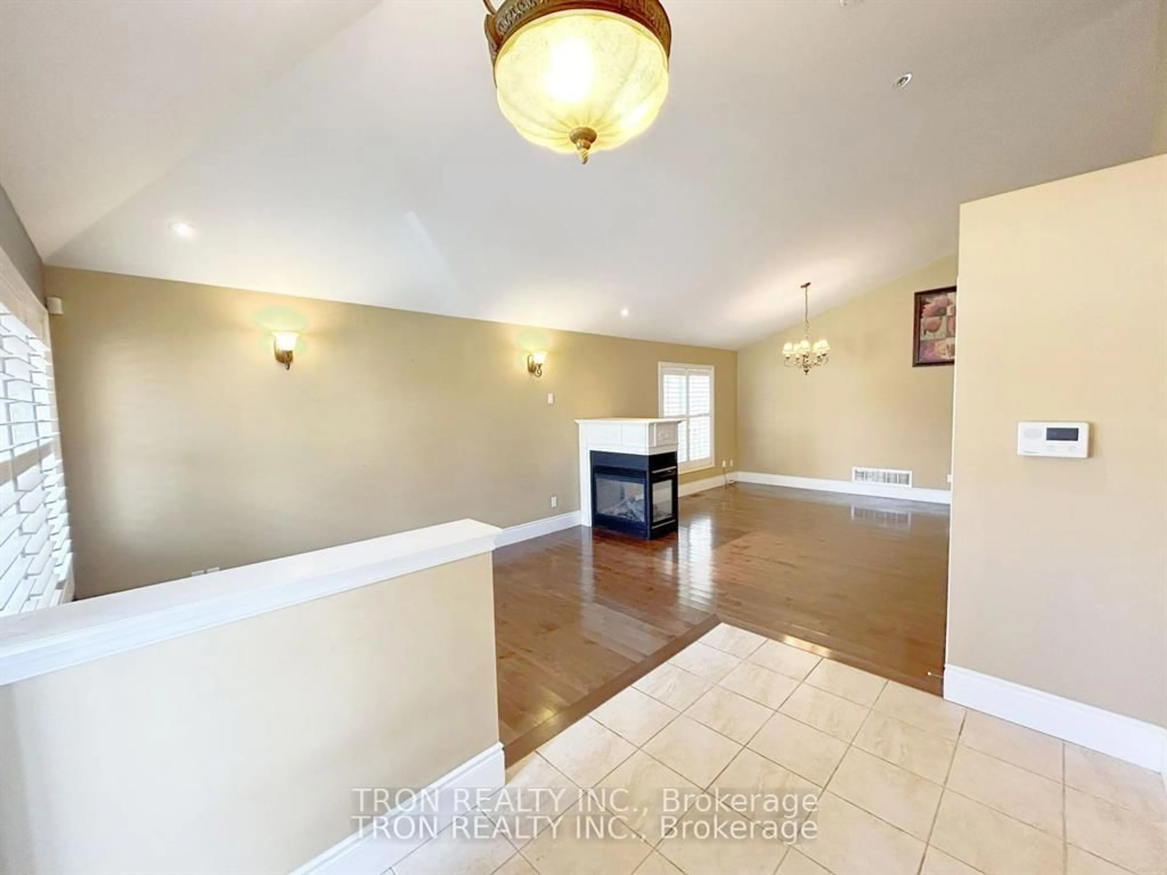 Indoor foyer for 888 Barbados St, Oshawa Ontario L1J 0A5