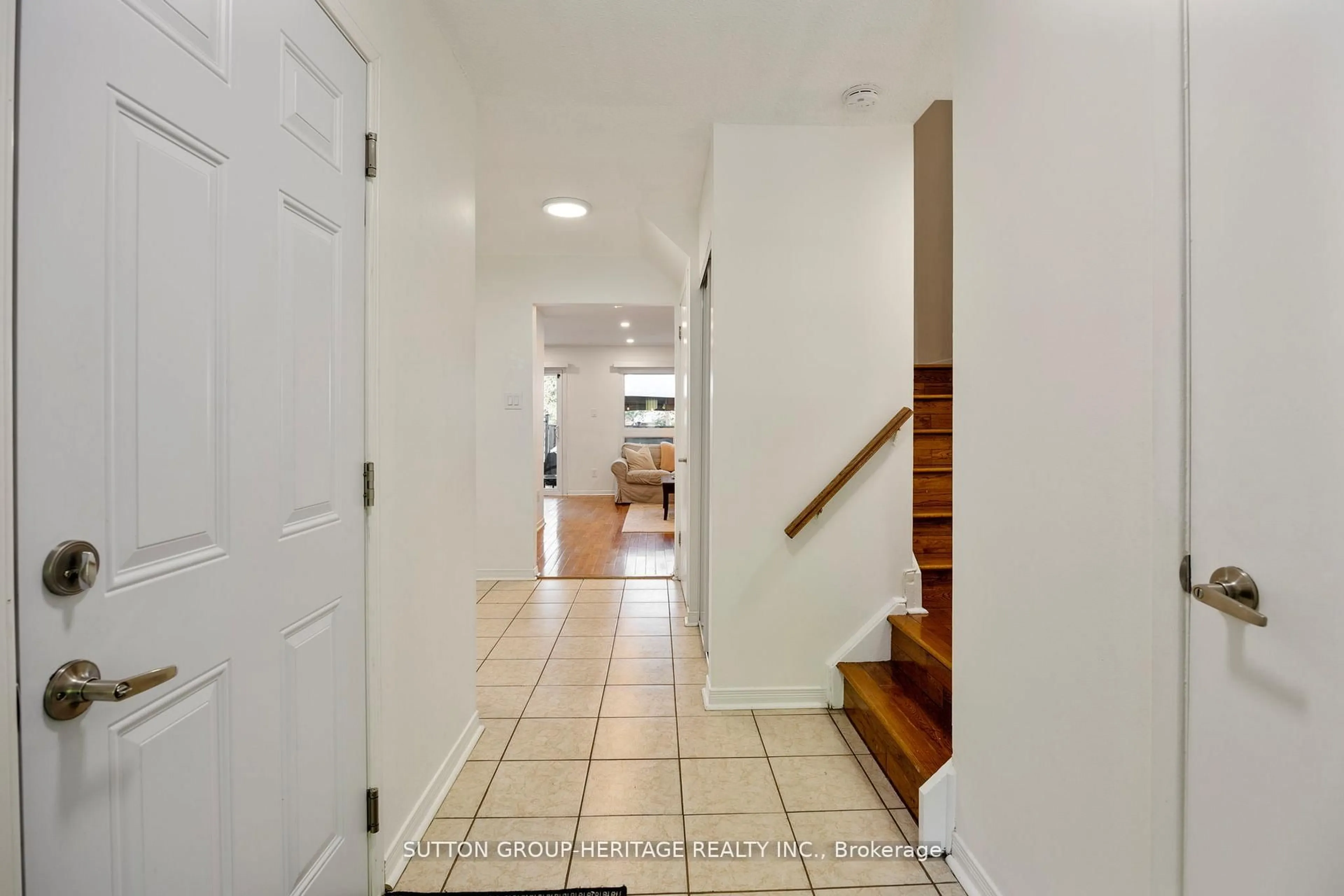 Indoor foyer for 40 Dundalk Dr #64, Toronto Ontario M1P 4S3