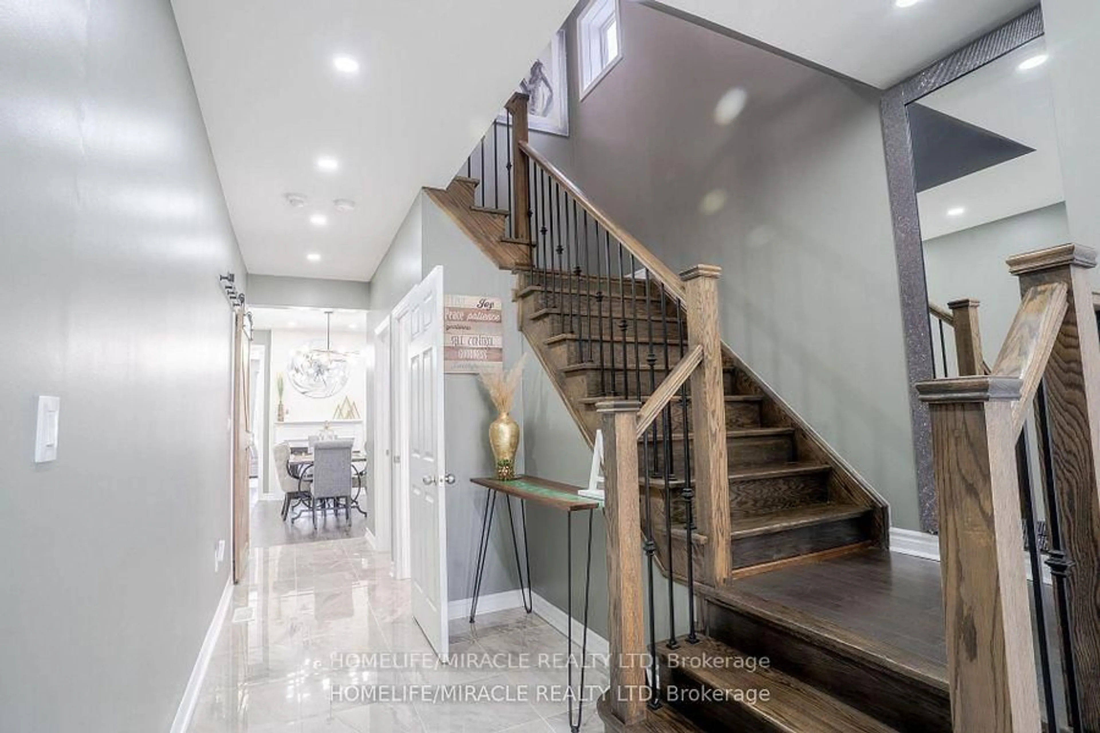 Indoor foyer for 288 Pimlico Dr, Oshawa Ontario L1L 0L3