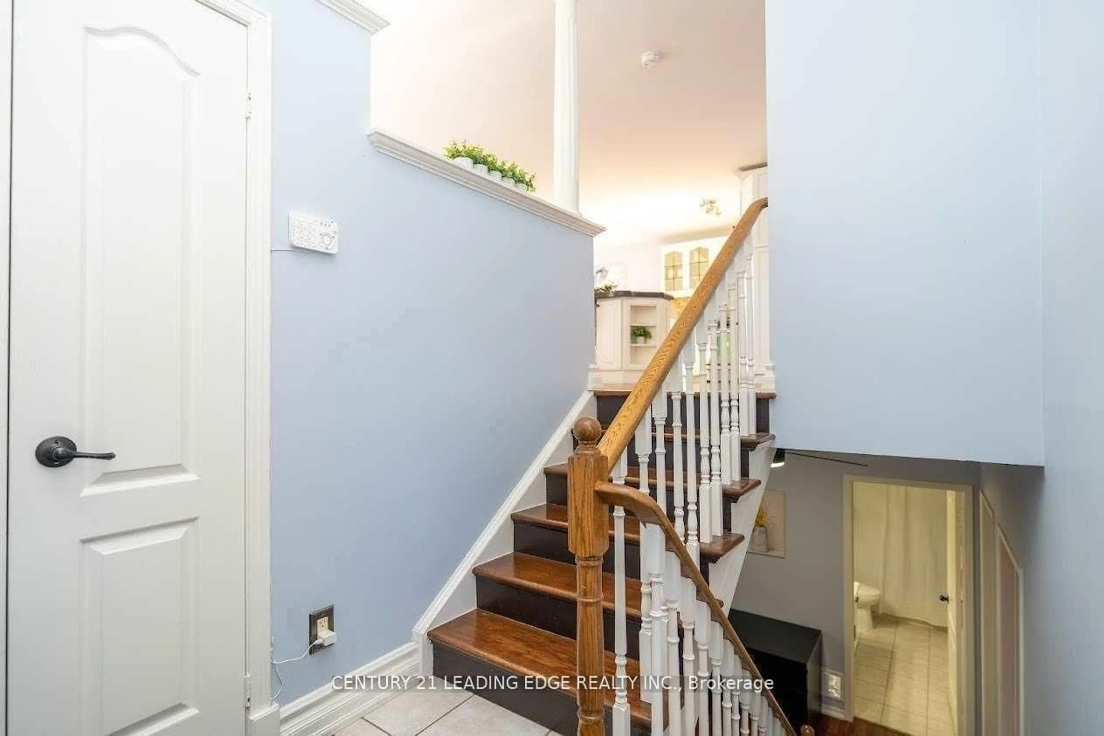 Indoor entryway for 507 Dunlop St, Whitby Ontario L1N 1V3