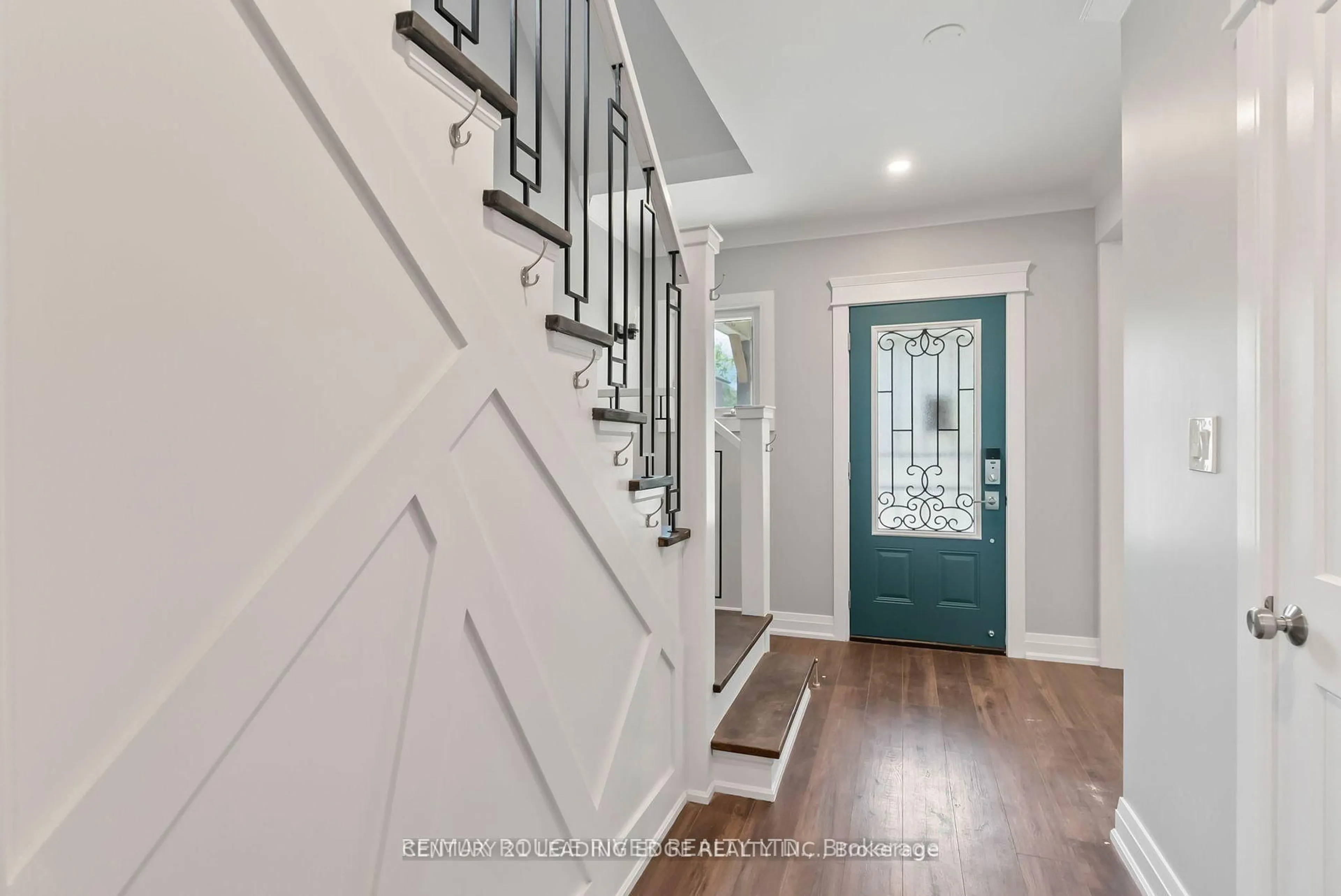 Indoor entryway for 127 Ritson Rd, Oshawa Ontario L1H 5H4