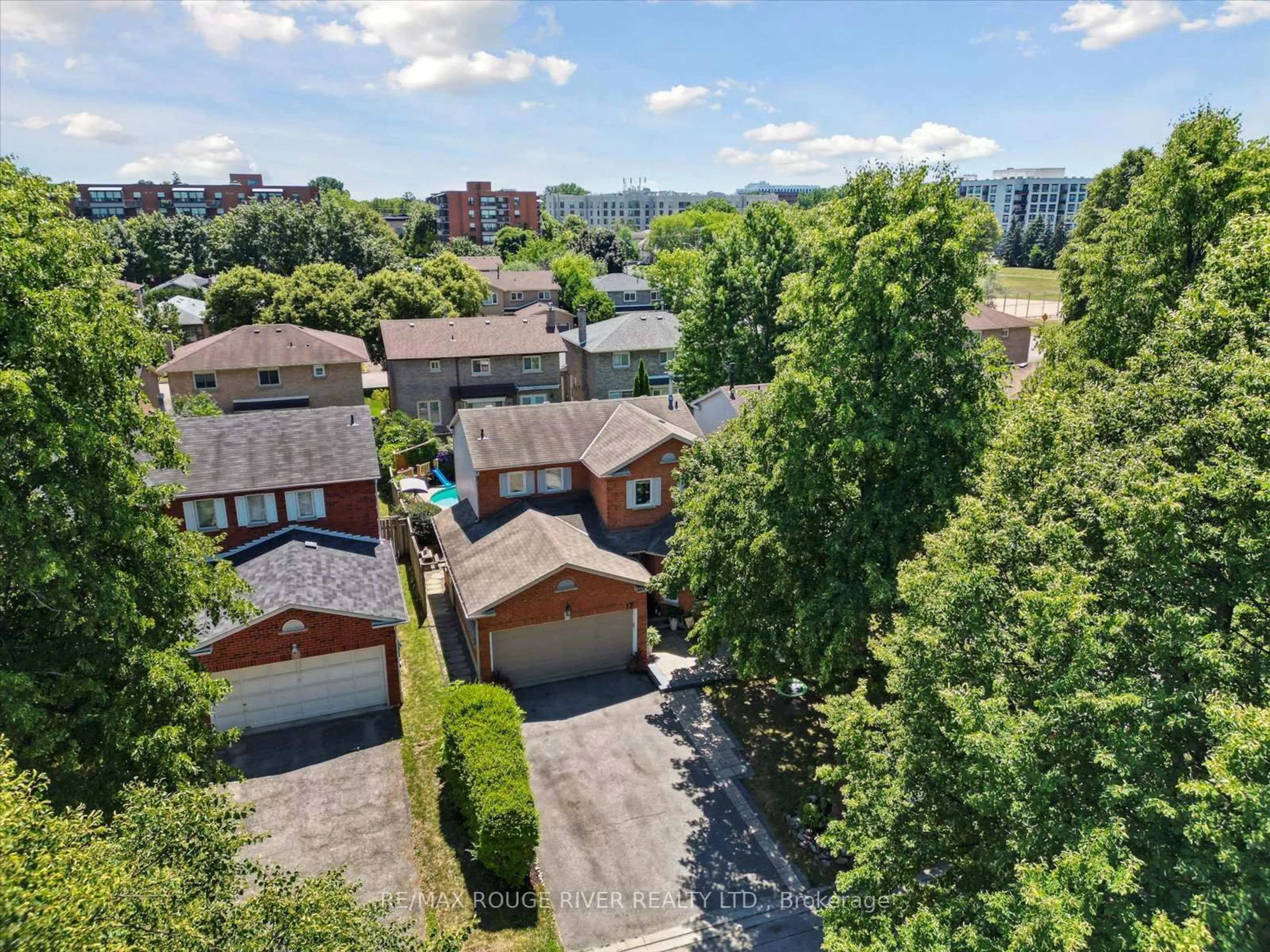 A pic from outside/outdoor area/front of a property/back of a property/a pic from drone, city buildings view from balcony for 17 Houghton Crt, Whitby Ontario L1N 8Z6