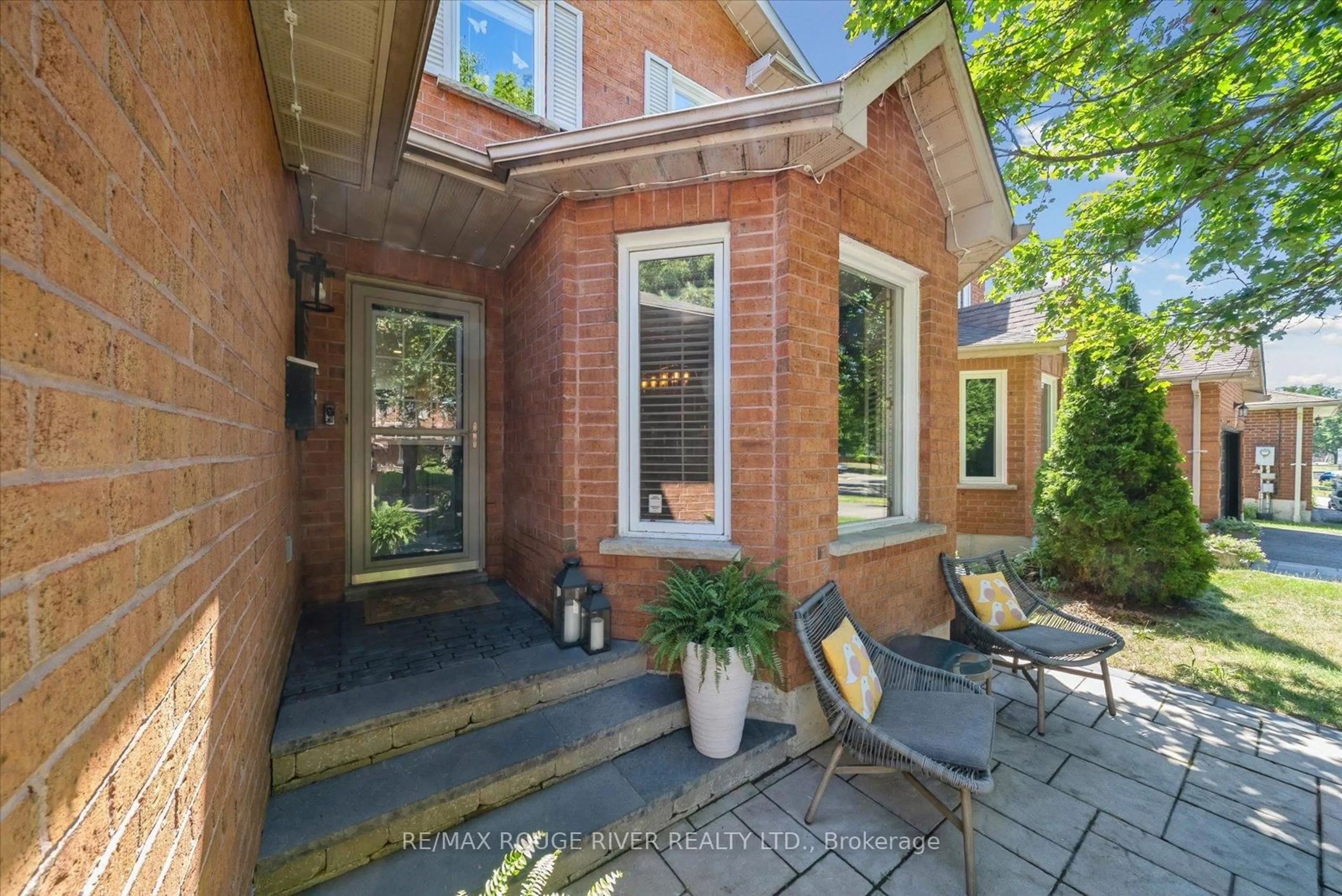 Home with brick exterior material, street for 17 Houghton Crt, Whitby Ontario L1N 8Z6