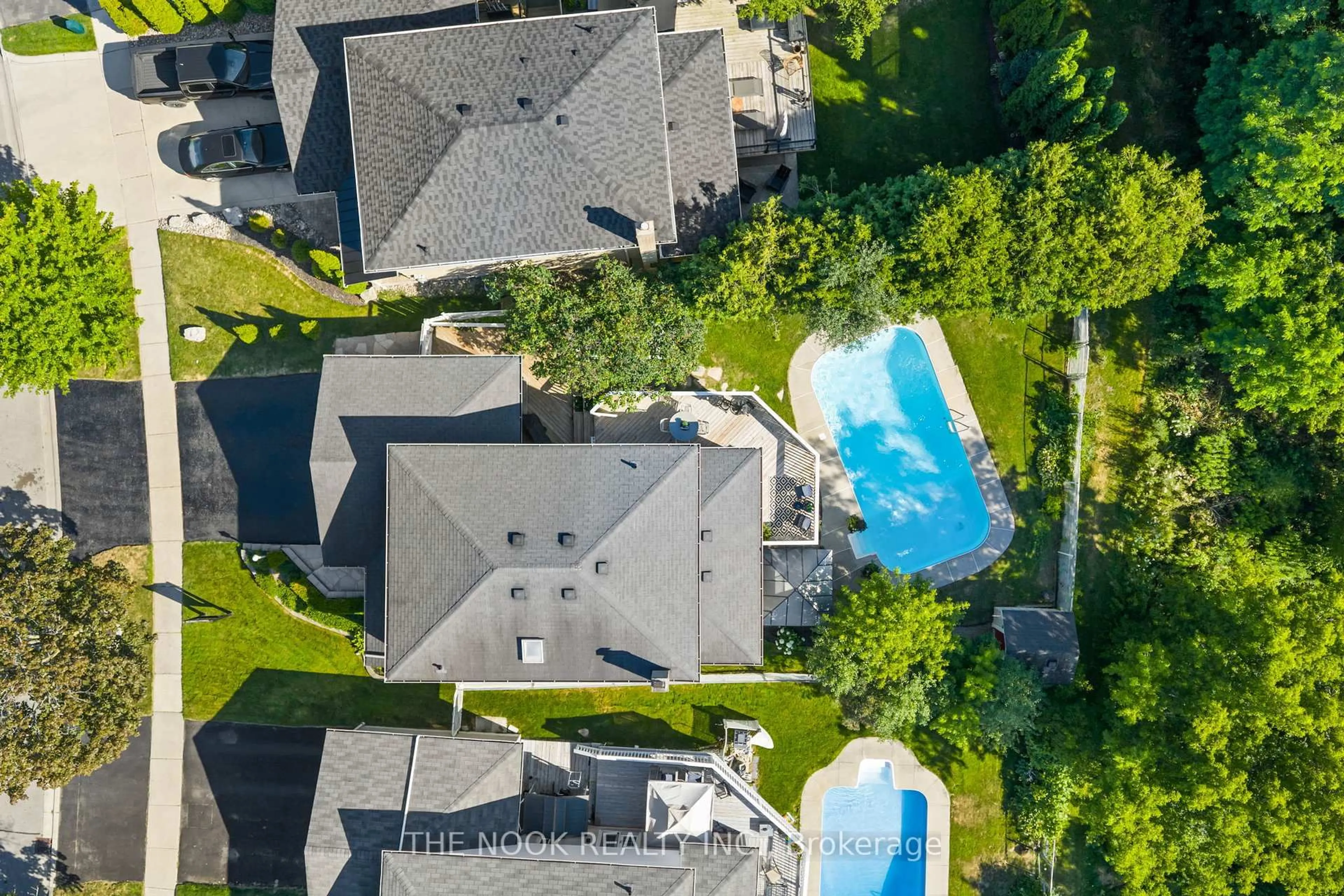 A pic from outside/outdoor area/front of a property/back of a property/a pic from drone, street for 161 Overbank Dr, Oshawa Ontario L1J 7Y6