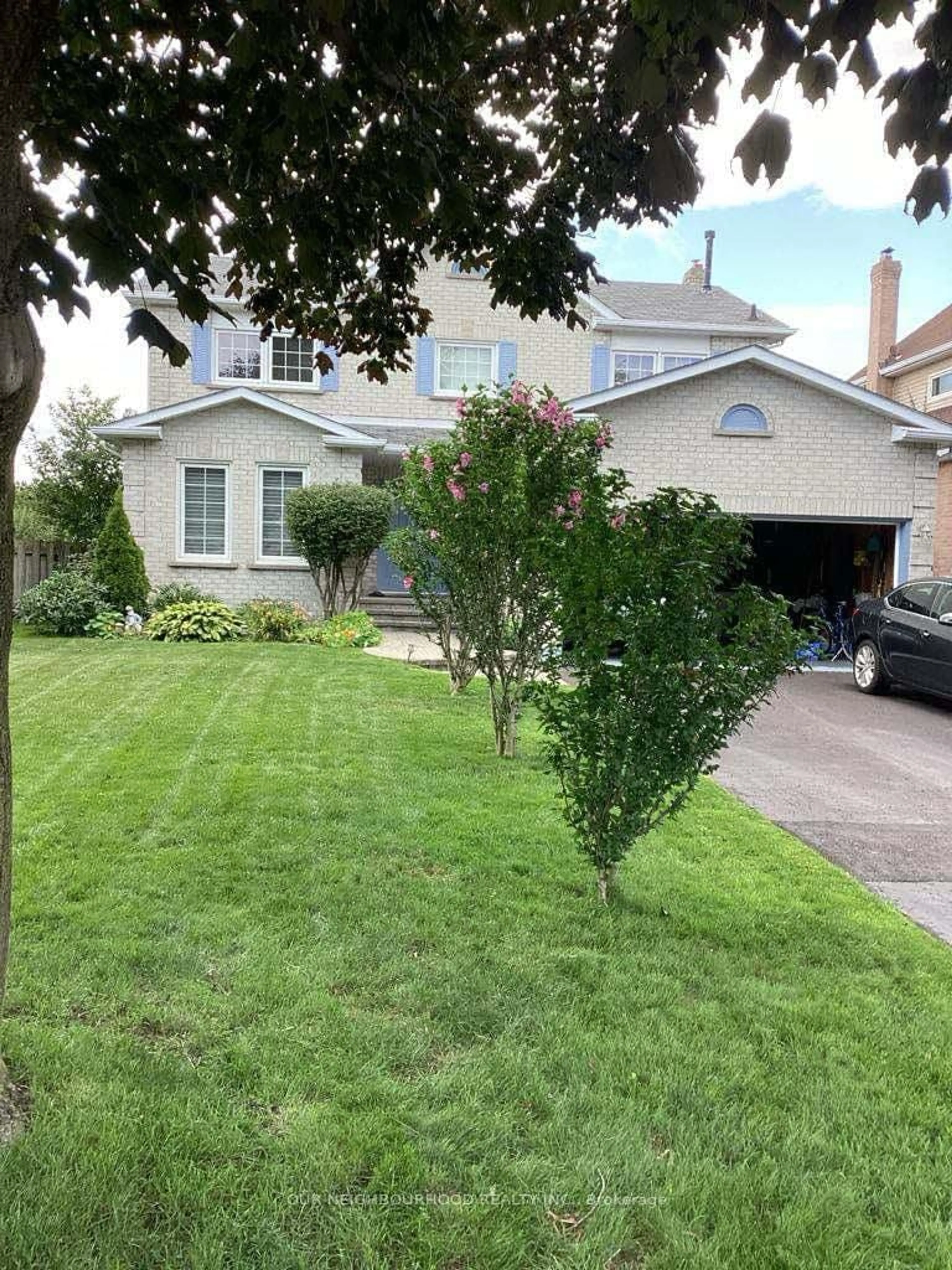 A pic from outside/outdoor area/front of a property/back of a property/a pic from drone, street for 10 Holden Crt, Whitby Ontario L1N 9A1