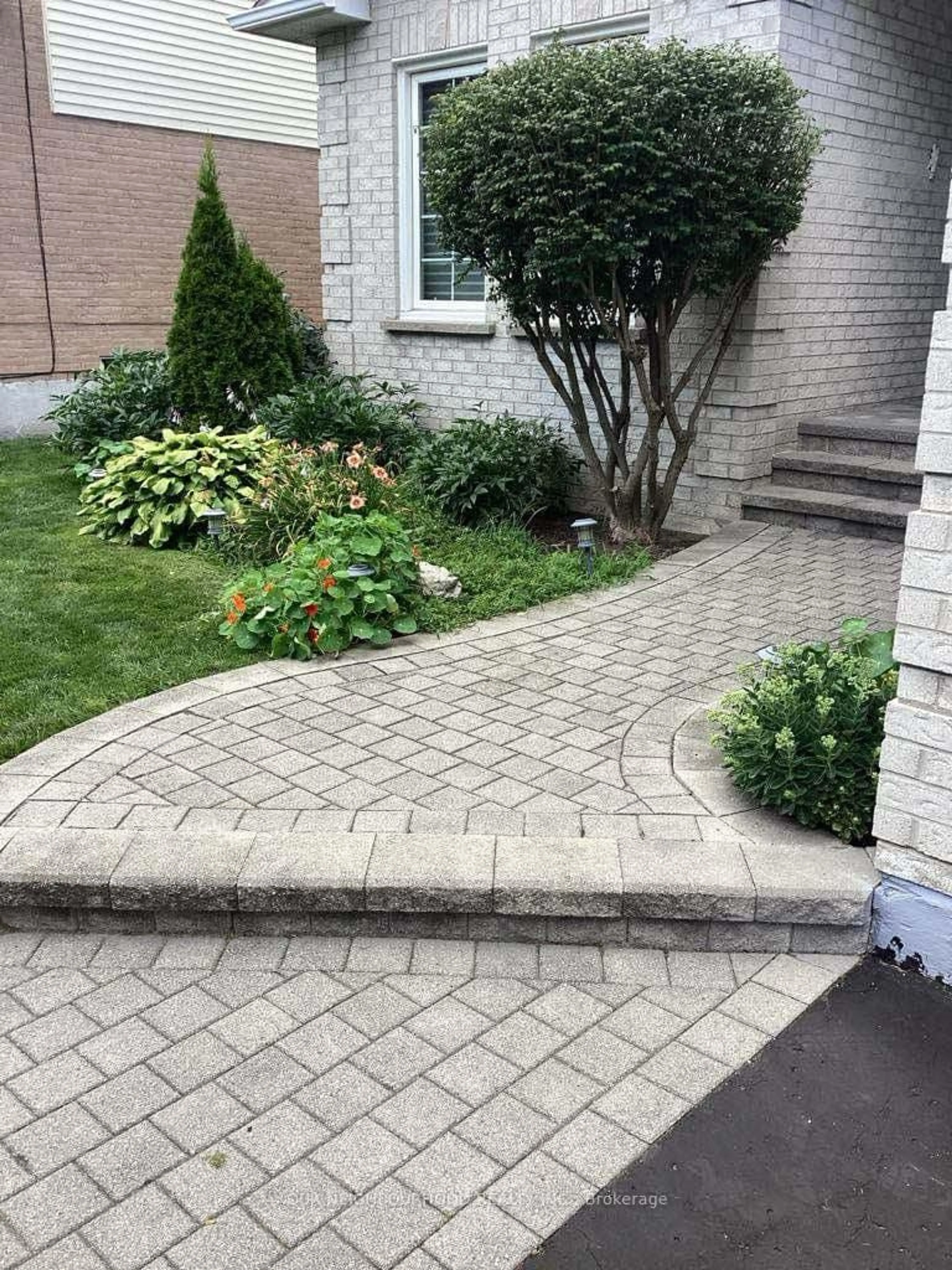 Patio, street for 10 Holden Crt, Whitby Ontario L1N 9A1