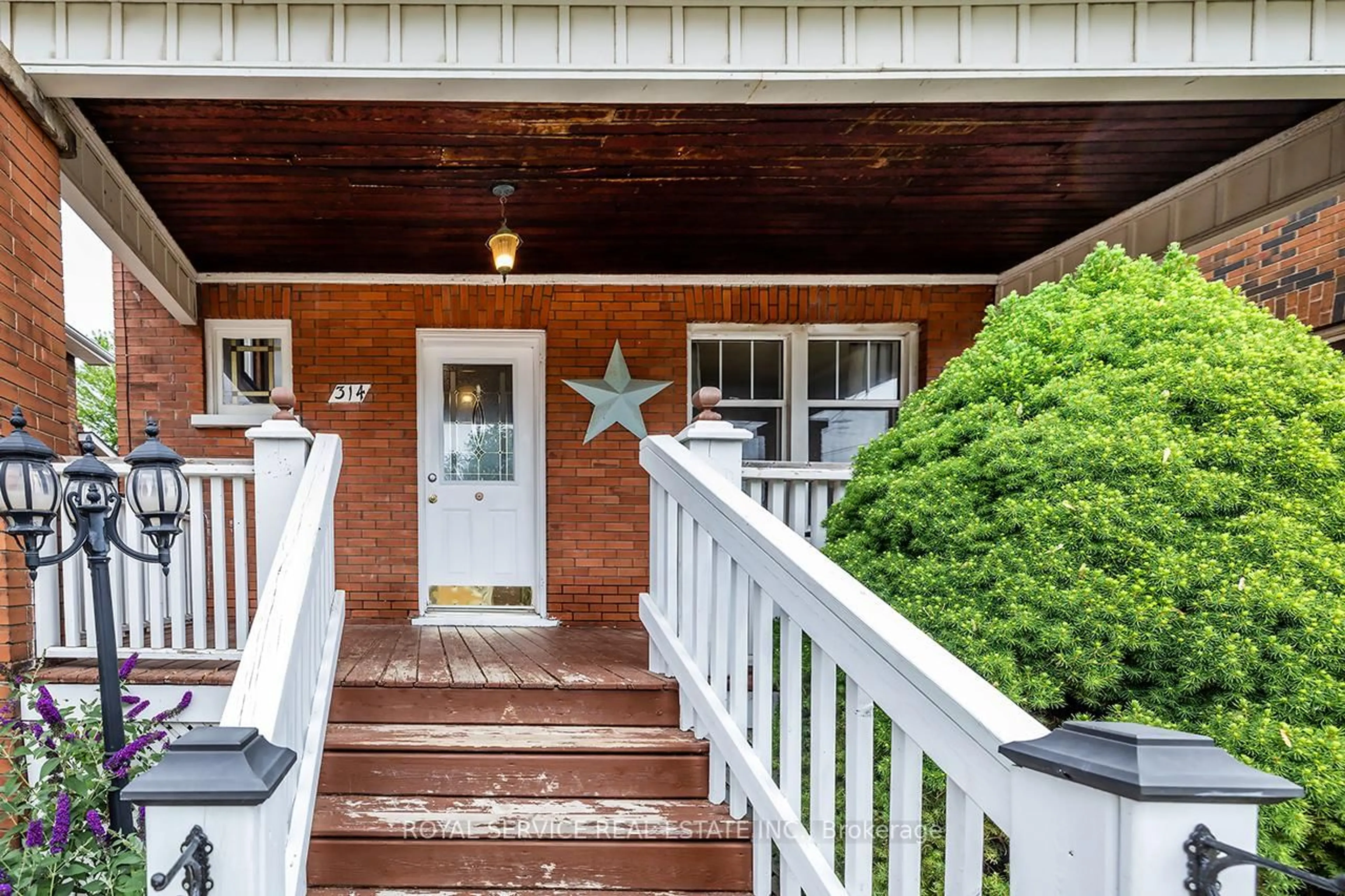 Unknown for 314 Gliddon Ave, Oshawa Ontario L1H 1Z4