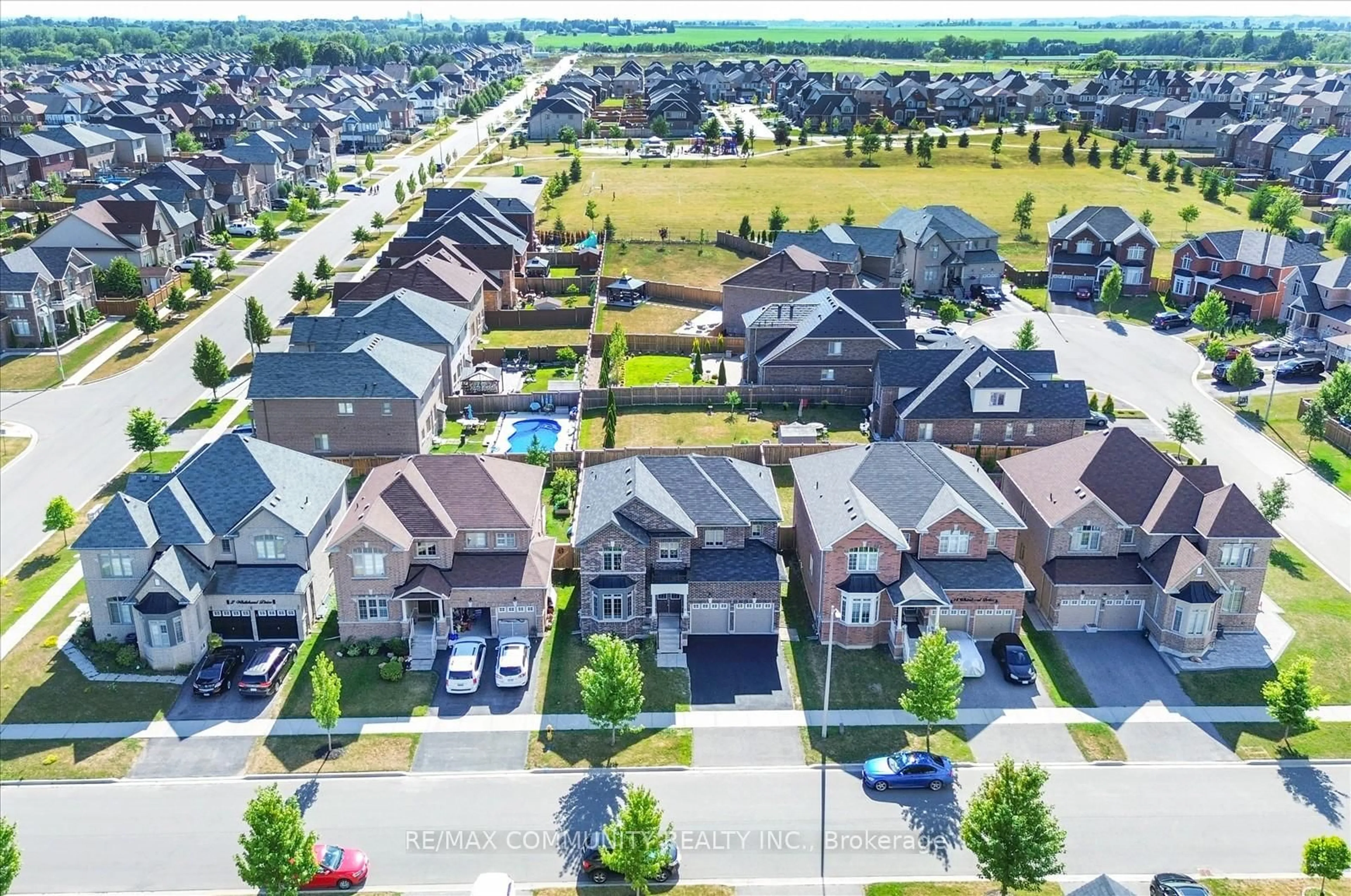 A pic from outside/outdoor area/front of a property/back of a property/a pic from drone, street for 10 Whitehand Dr, Clarington Ontario L1B 0L1
