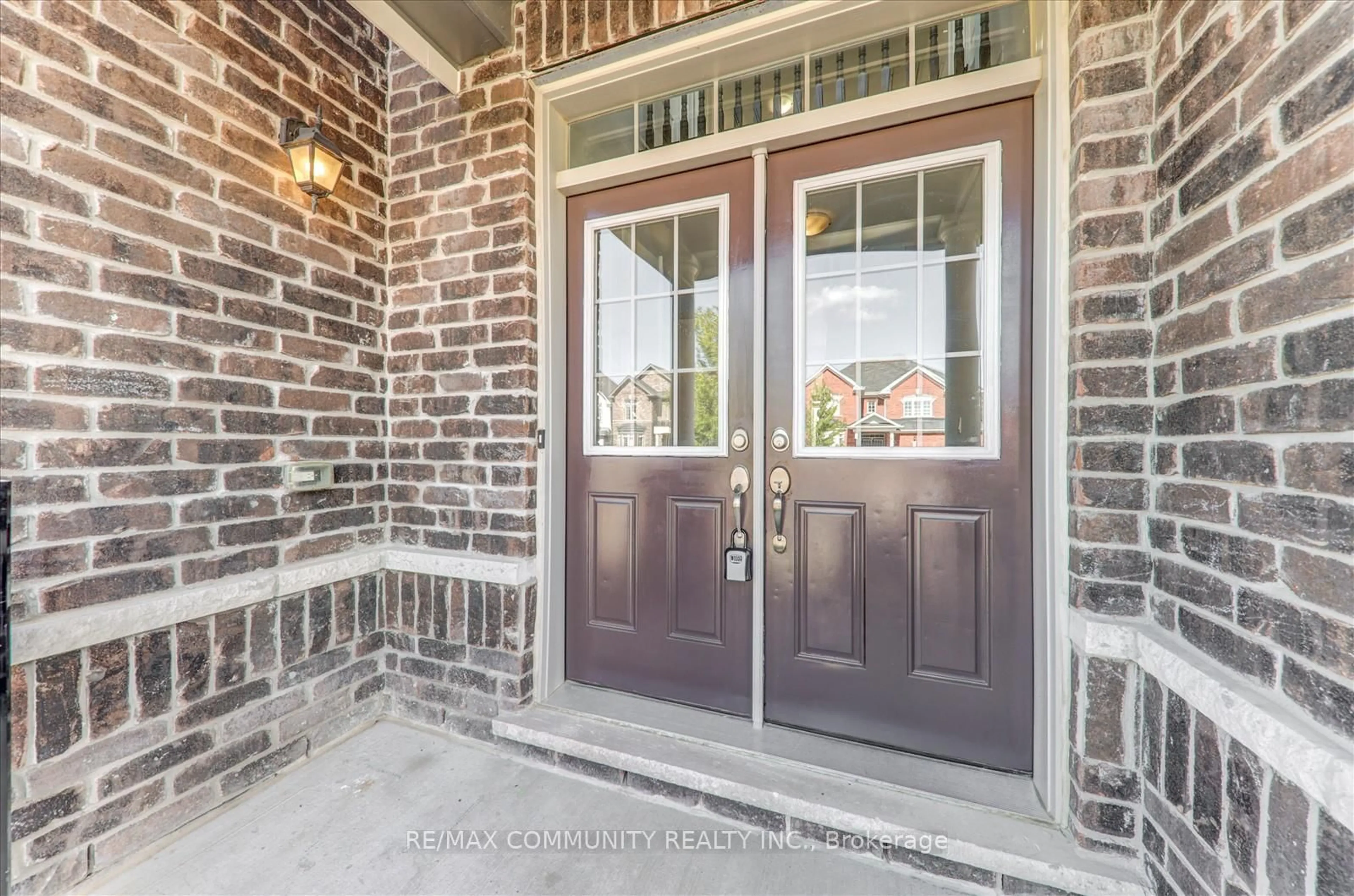 Indoor entryway for 10 Whitehand Dr, Clarington Ontario L1B 0L1