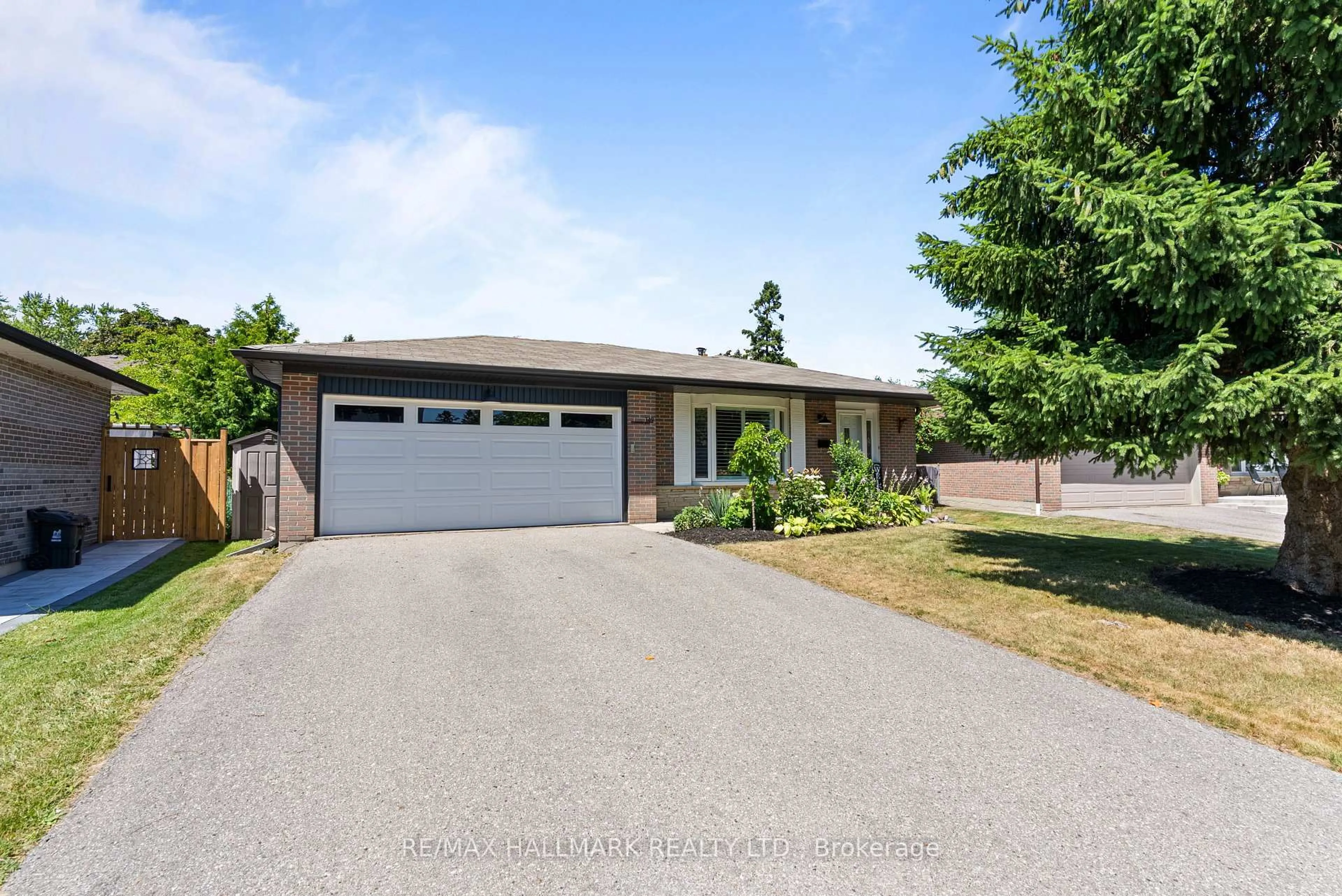 A pic from outside/outdoor area/front of a property/back of a property/a pic from drone, street for 149 Clappison Blvd, Toronto Ontario M1C 2H3
