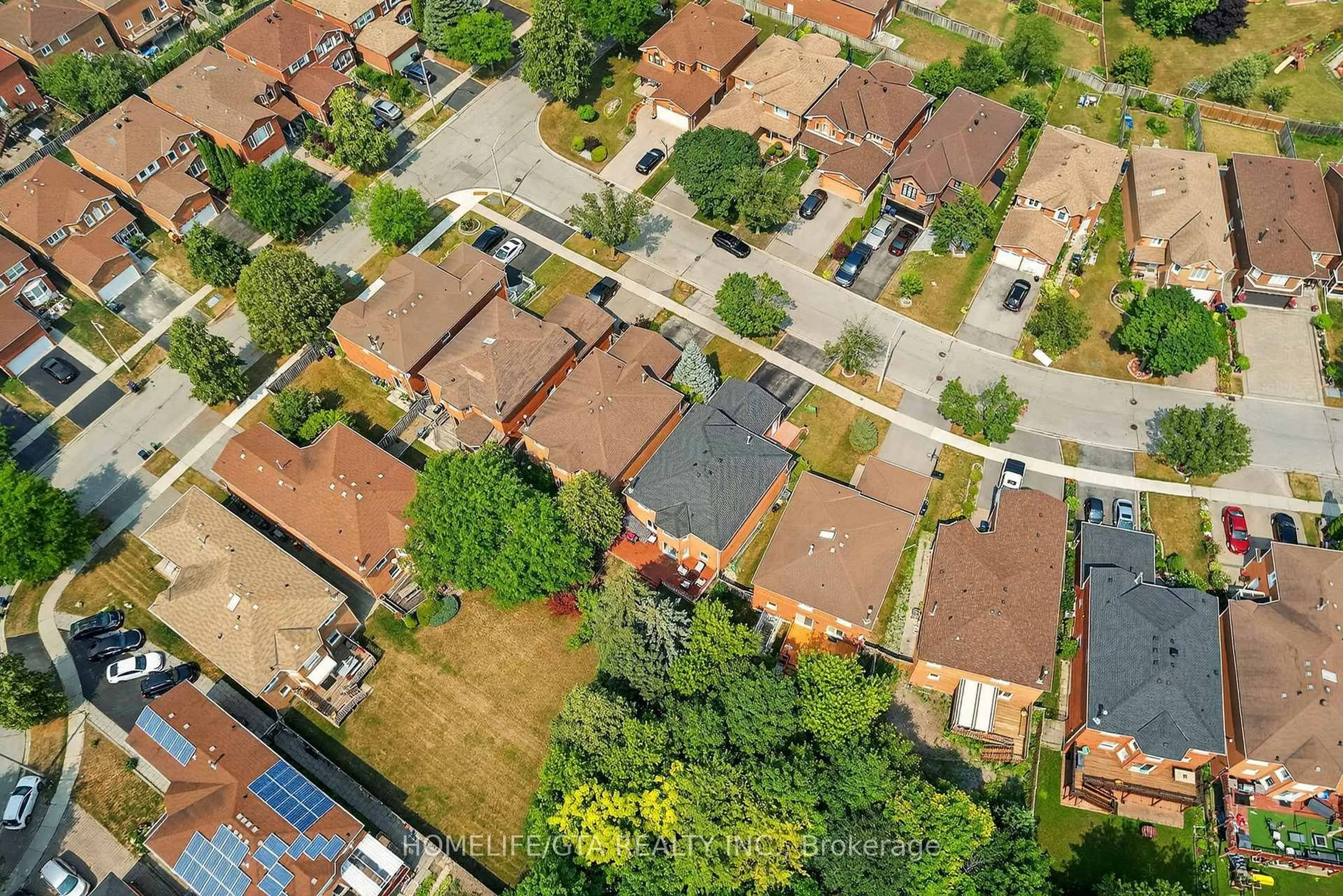 A pic from outside/outdoor area/front of a property/back of a property/a pic from drone, street for 28 Glenheather Terr, Toronto Ontario M1B 5H9