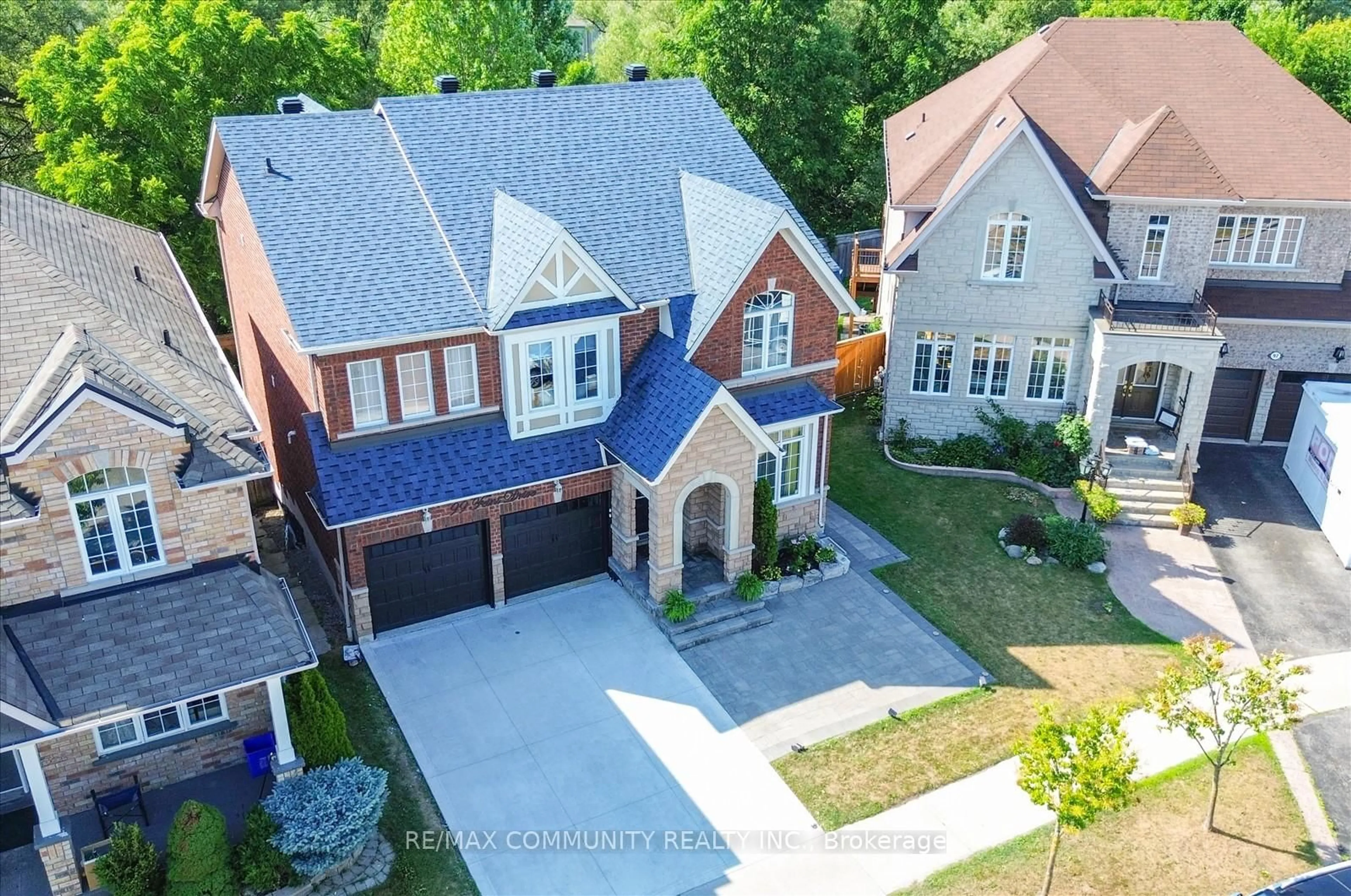 A pic from outside/outdoor area/front of a property/back of a property/a pic from drone, street for 99 Feint Dr, Ajax Ontario L1T 0E7