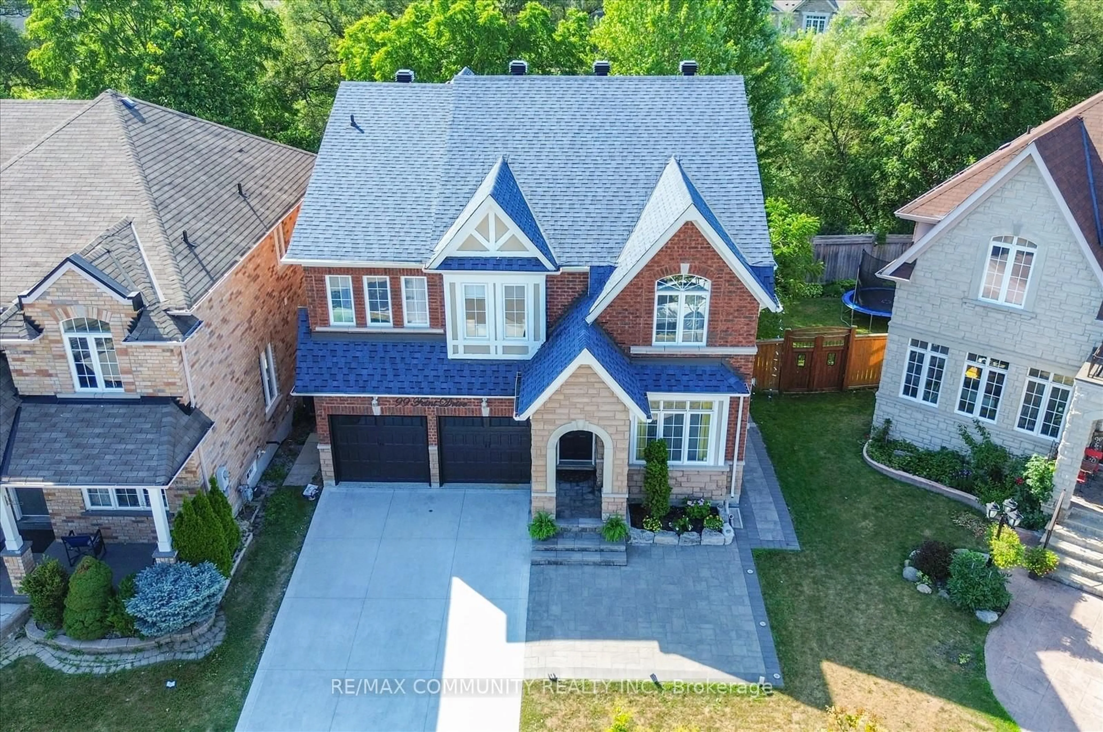 A pic from outside/outdoor area/front of a property/back of a property/a pic from drone, street for 99 Feint Dr, Ajax Ontario L1T 0E7