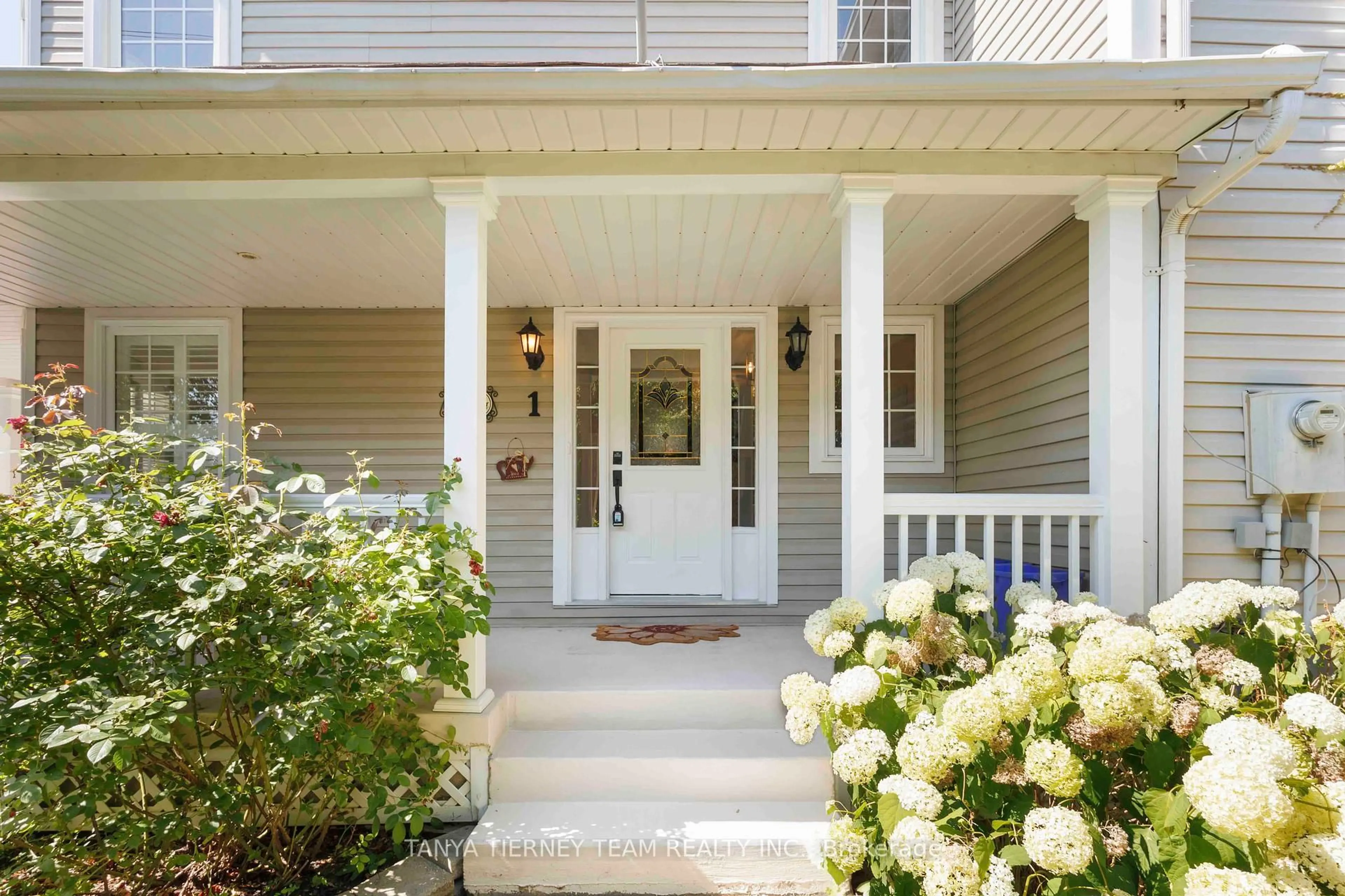 Indoor entryway for 1 Watford St, Whitby Ontario L1M 1C8