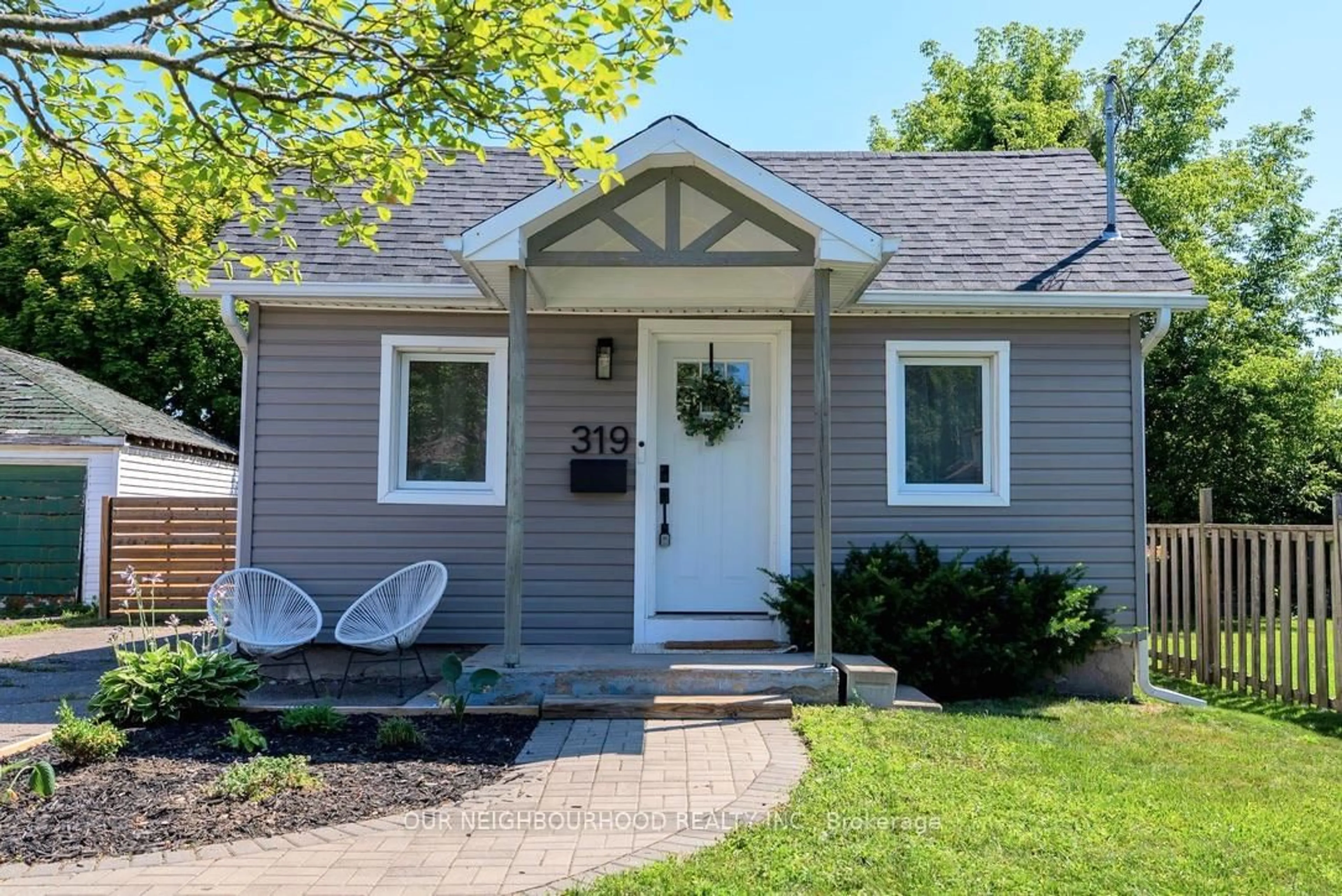 Home with vinyl exterior material, street for 319 Division St, Oshawa Ontario L1G 5M6