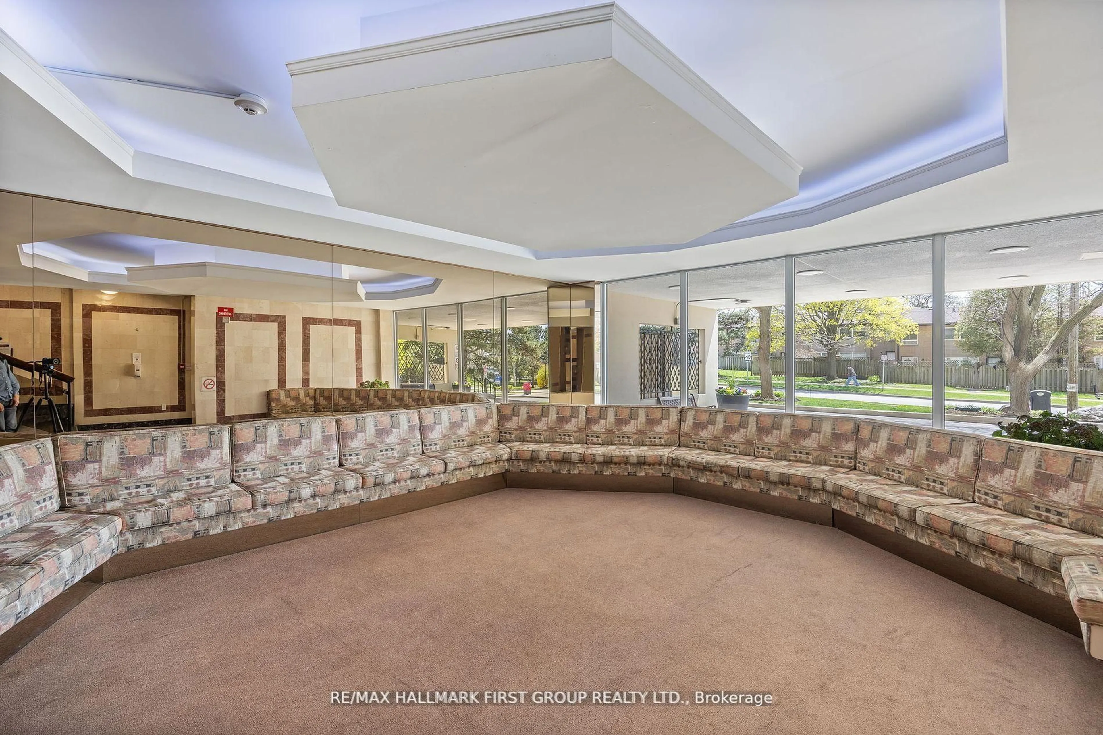Indoor foyer for 1210 Radom St #307, Pickering Ontario L1W 2Z3