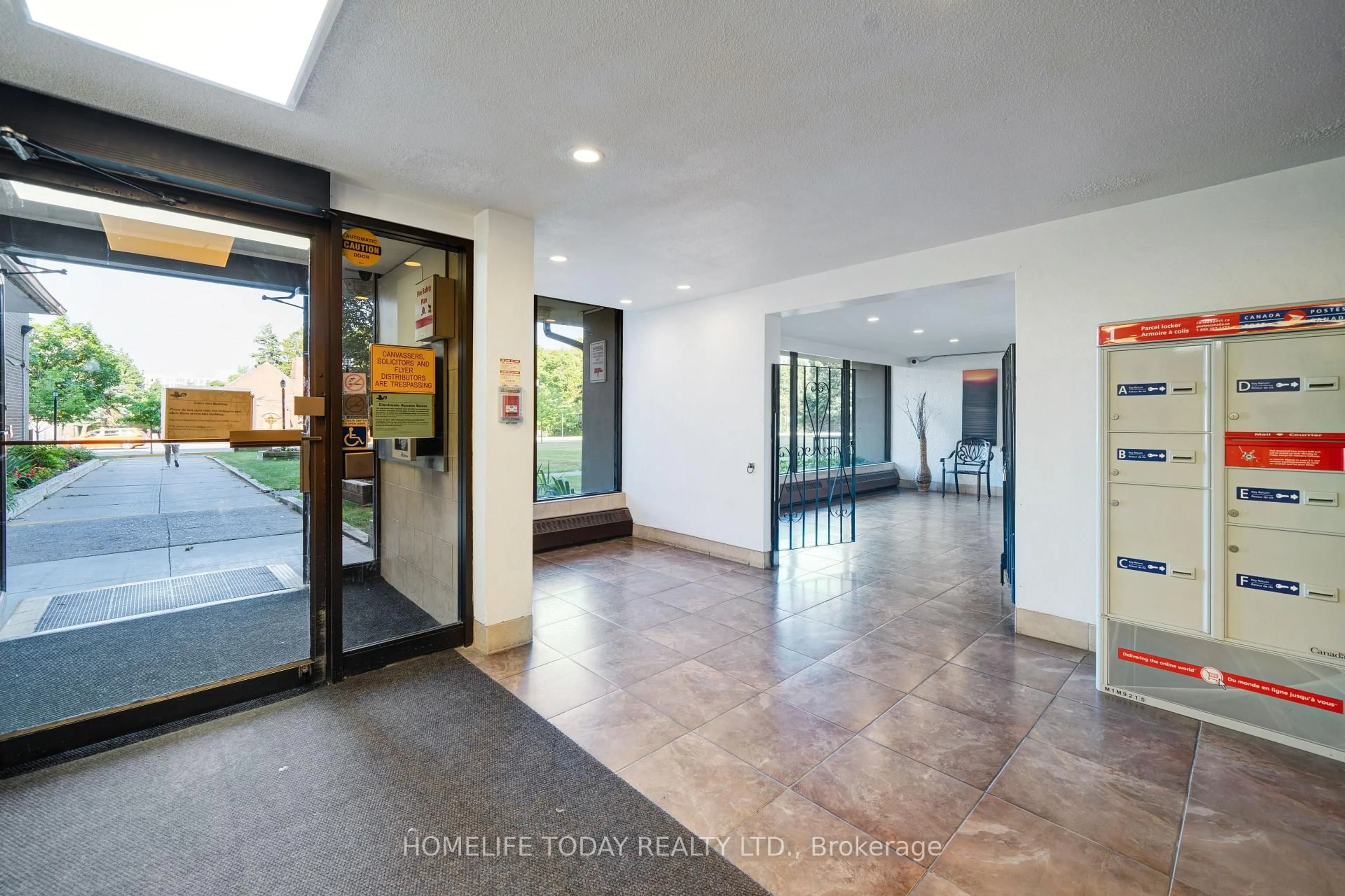 Indoor foyer for 180 Markham Rd #1405, Toronto Ontario M1M 2Z9