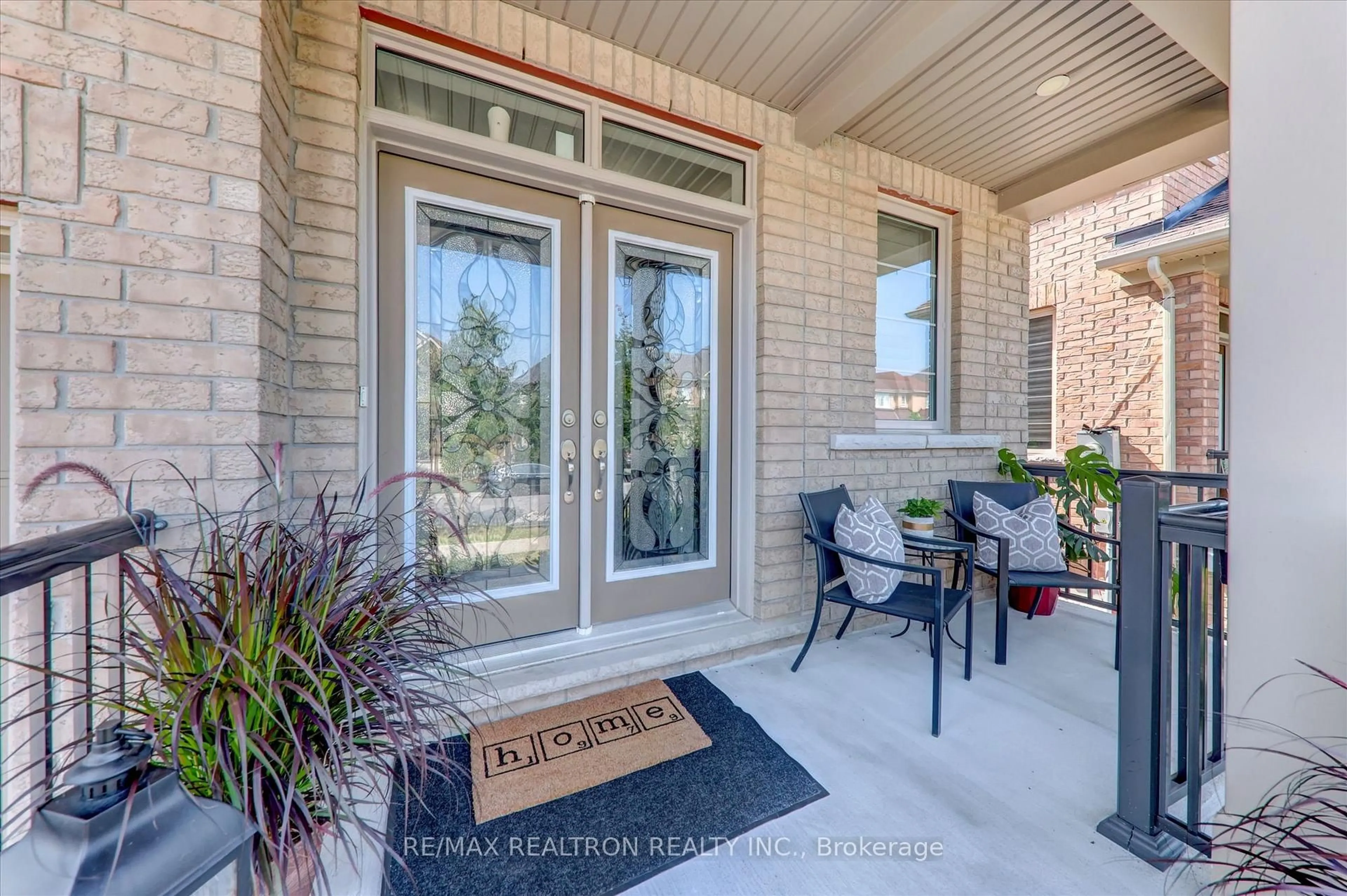 Indoor entryway for 2380 Equestrian Cres, Oshawa Ontario L1L 0L6