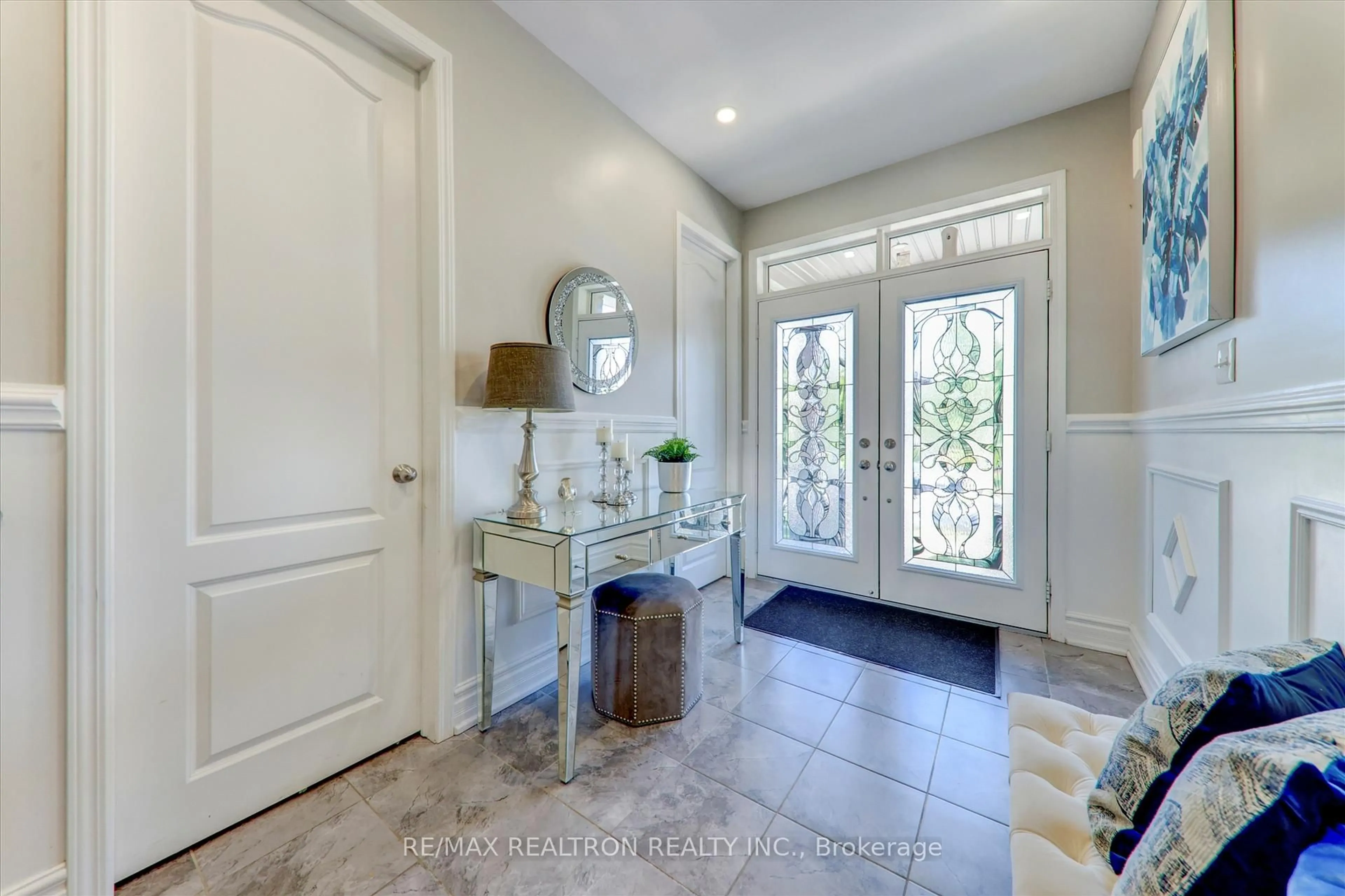 Indoor entryway for 2380 Equestrian Cres, Oshawa Ontario L1L 0L6