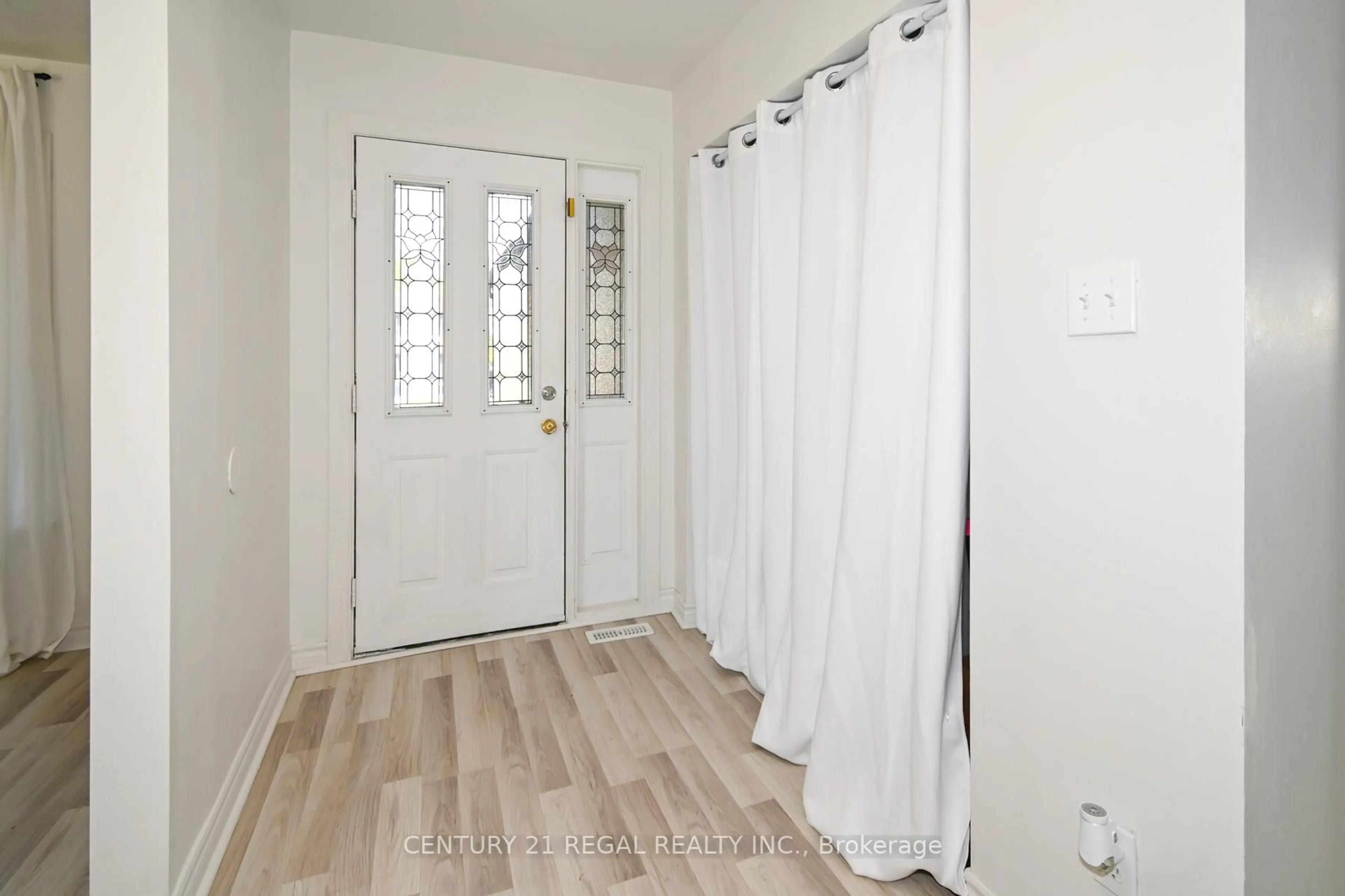 Indoor entryway for 8 Andrea Rd, Ajax Ontario L1S 3V7