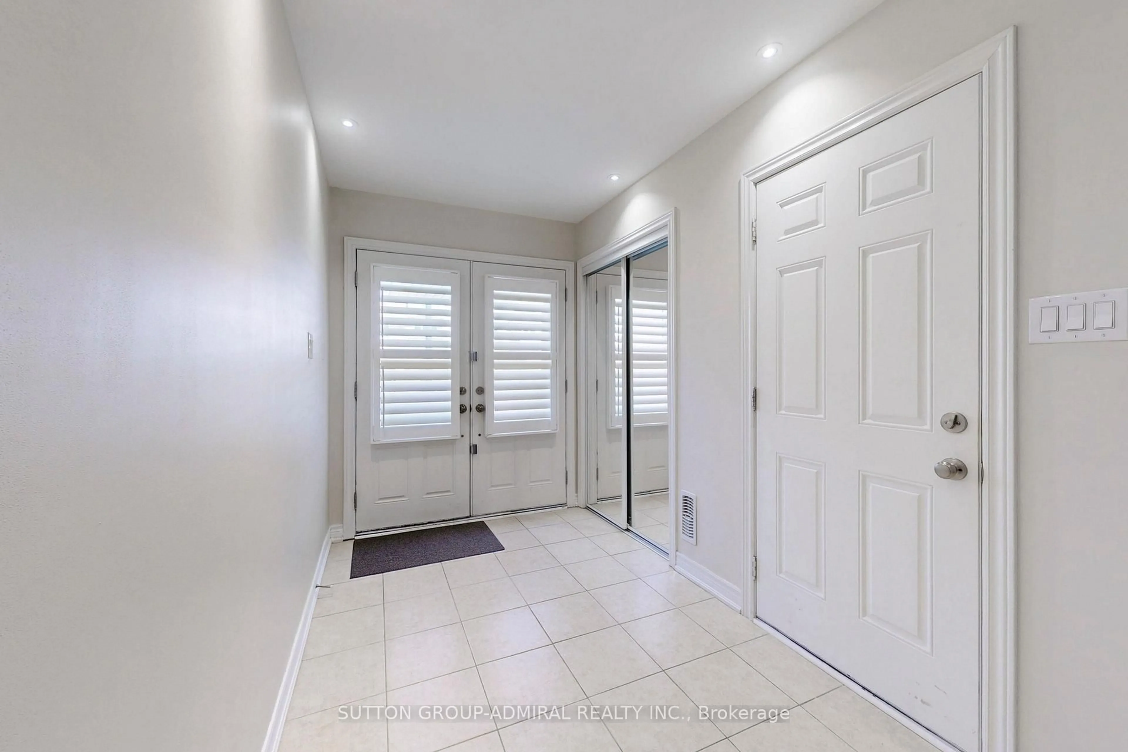 Indoor entryway for 35 Pringdale Gardens Circ, Toronto Ontario M1J 0B1