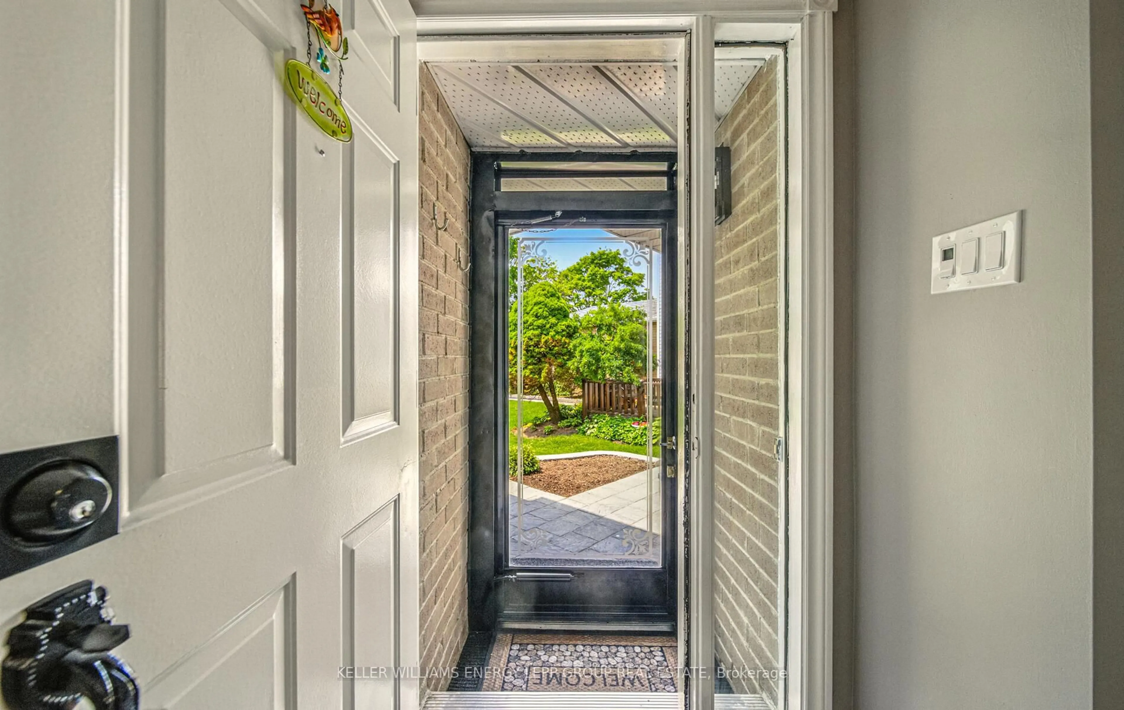 Indoor entryway for 77 Hemingford Pl, Whitby Ontario L1R 1E8