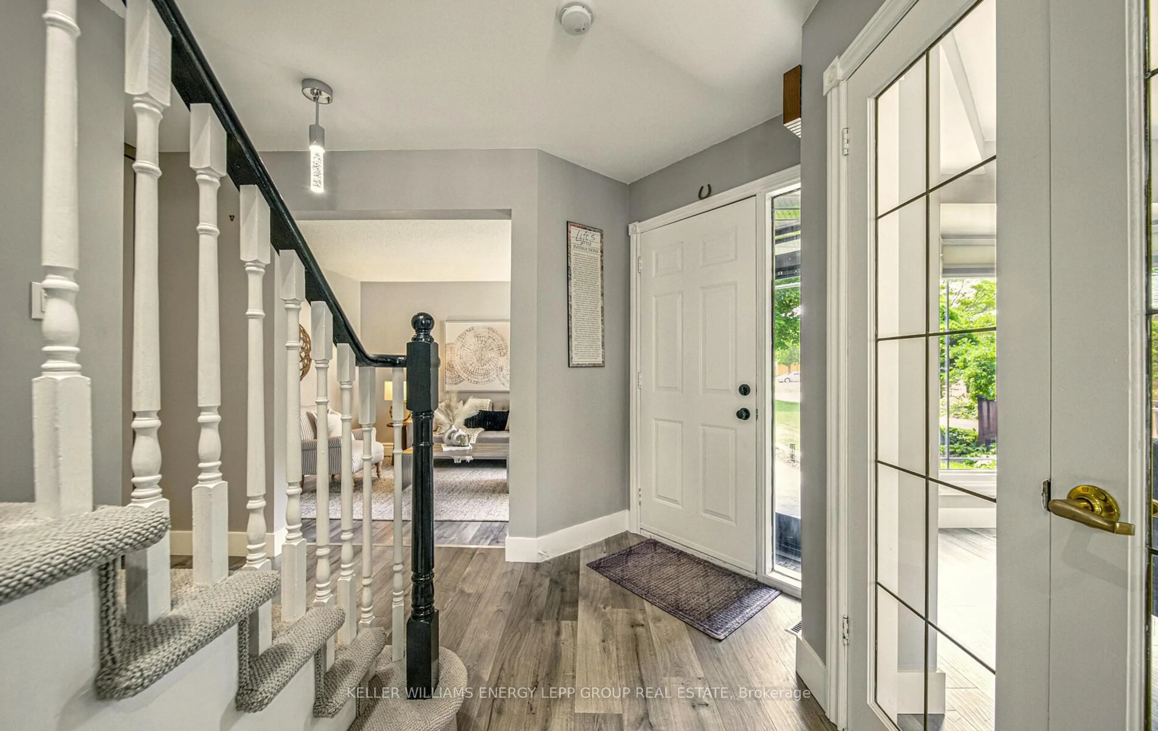 Indoor entryway for 77 Hemingford Pl, Whitby Ontario L1R 1E8