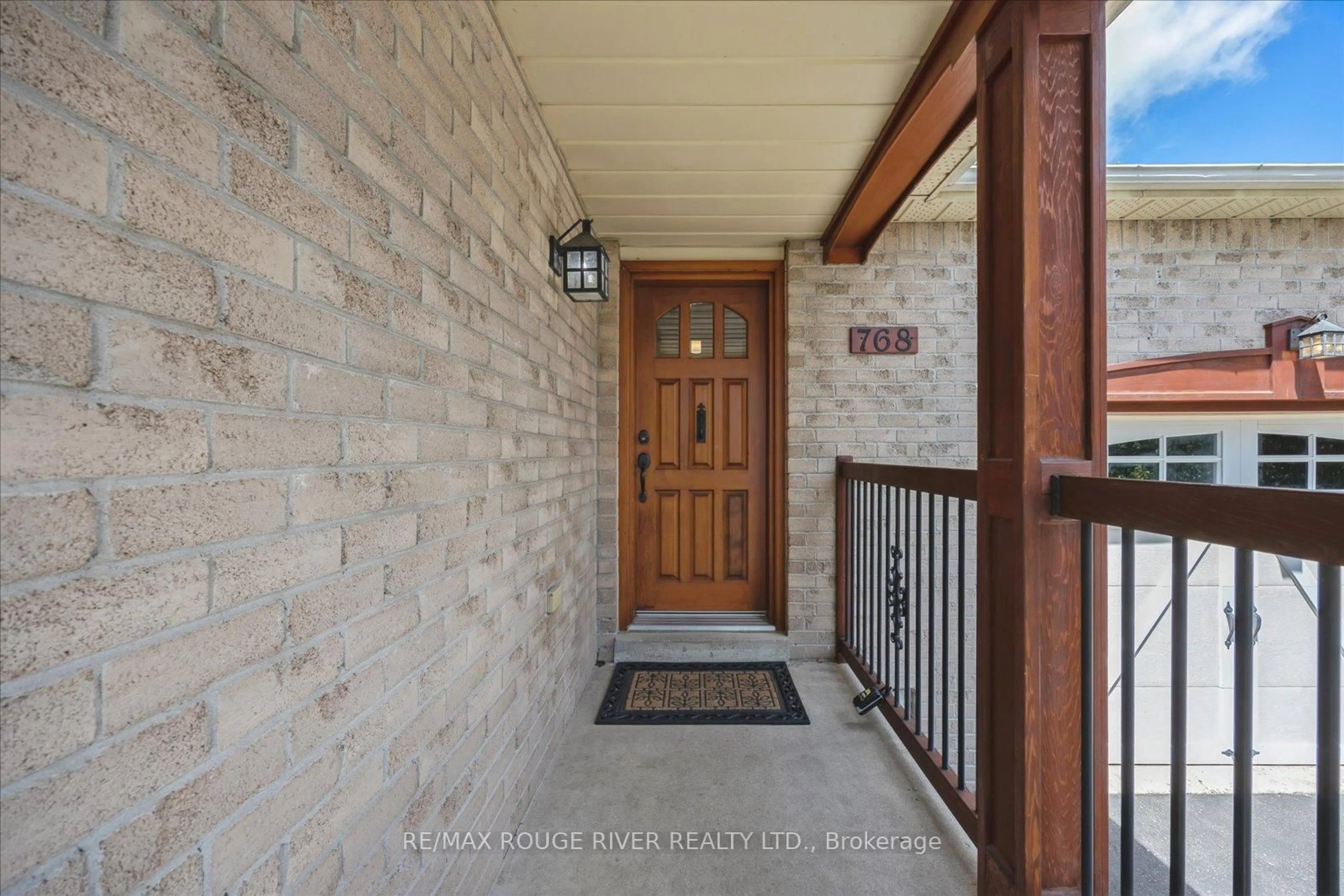 Indoor entryway for 768 Lochness Cres, Oshawa Ontario L1J 7R1