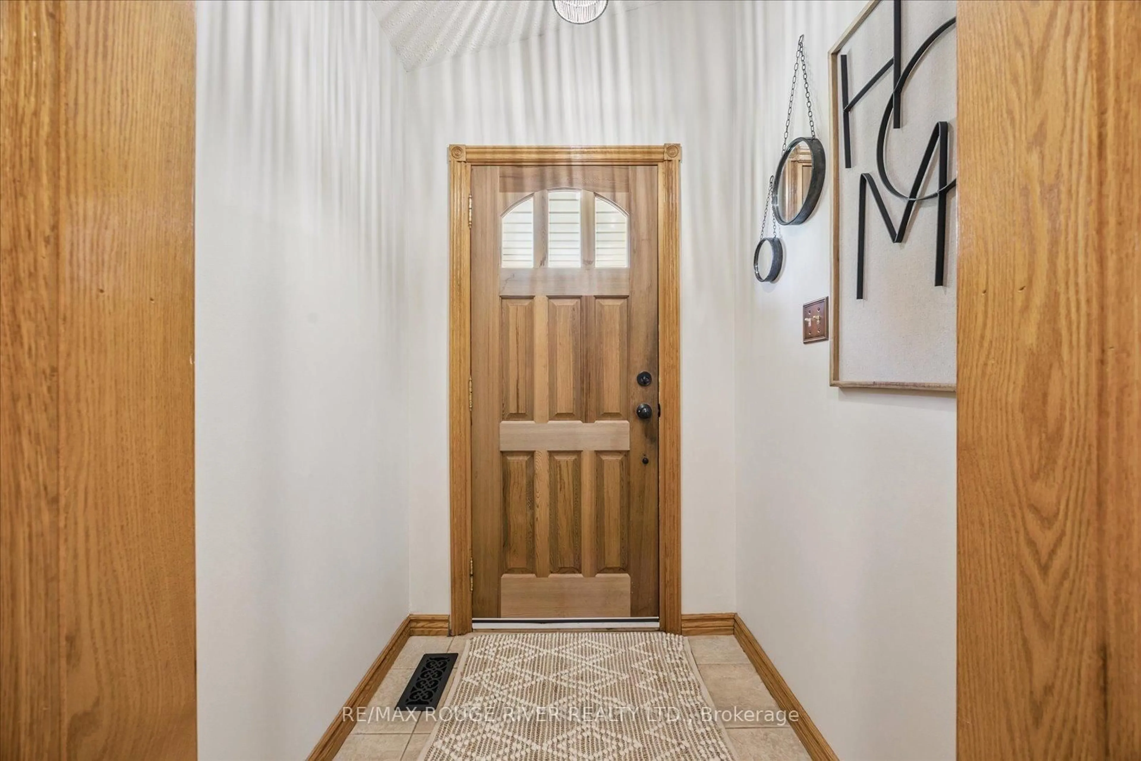Indoor entryway for 768 Lochness Cres, Oshawa Ontario L1J 7R1