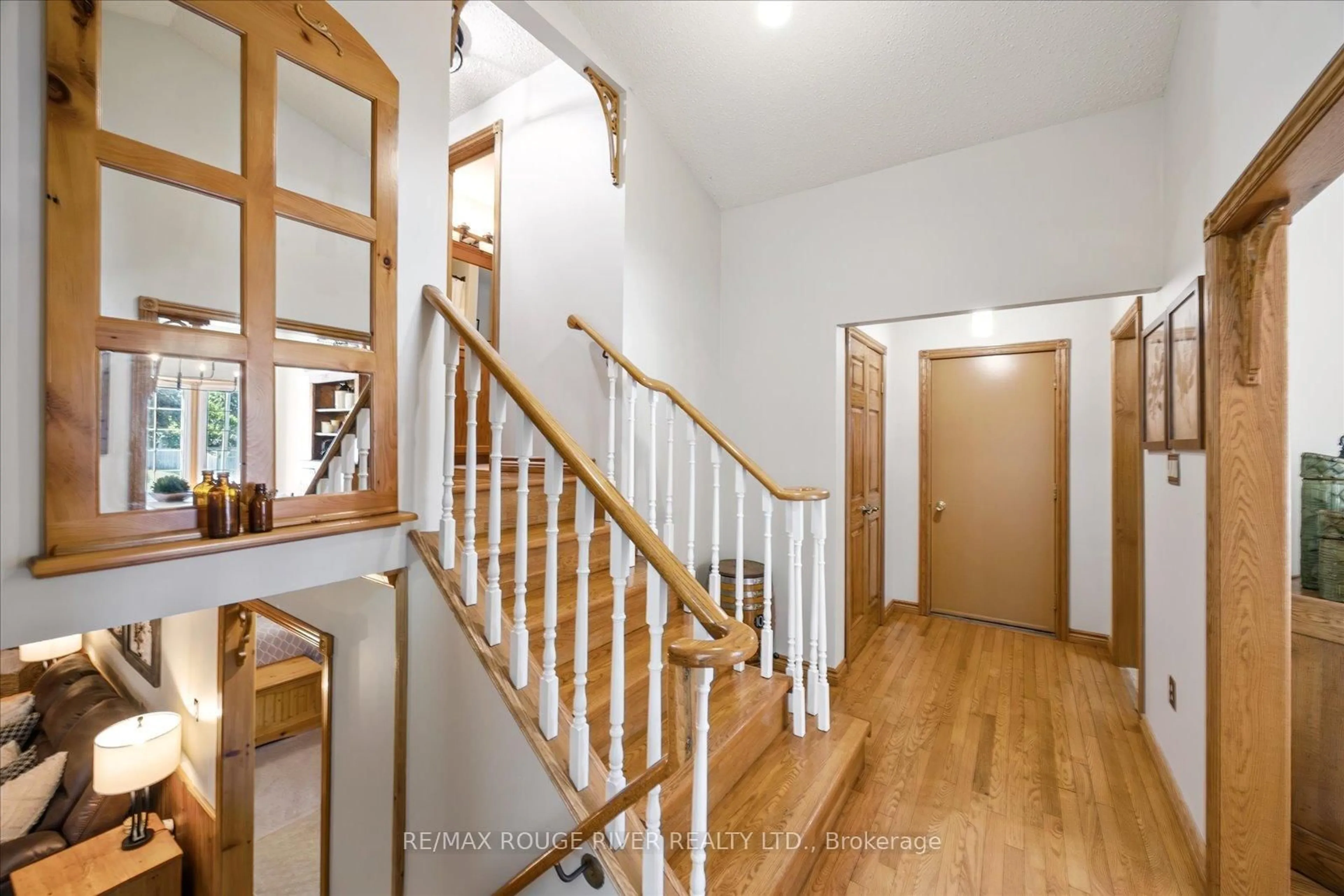 Indoor foyer for 768 Lochness Cres, Oshawa Ontario L1J 7R1