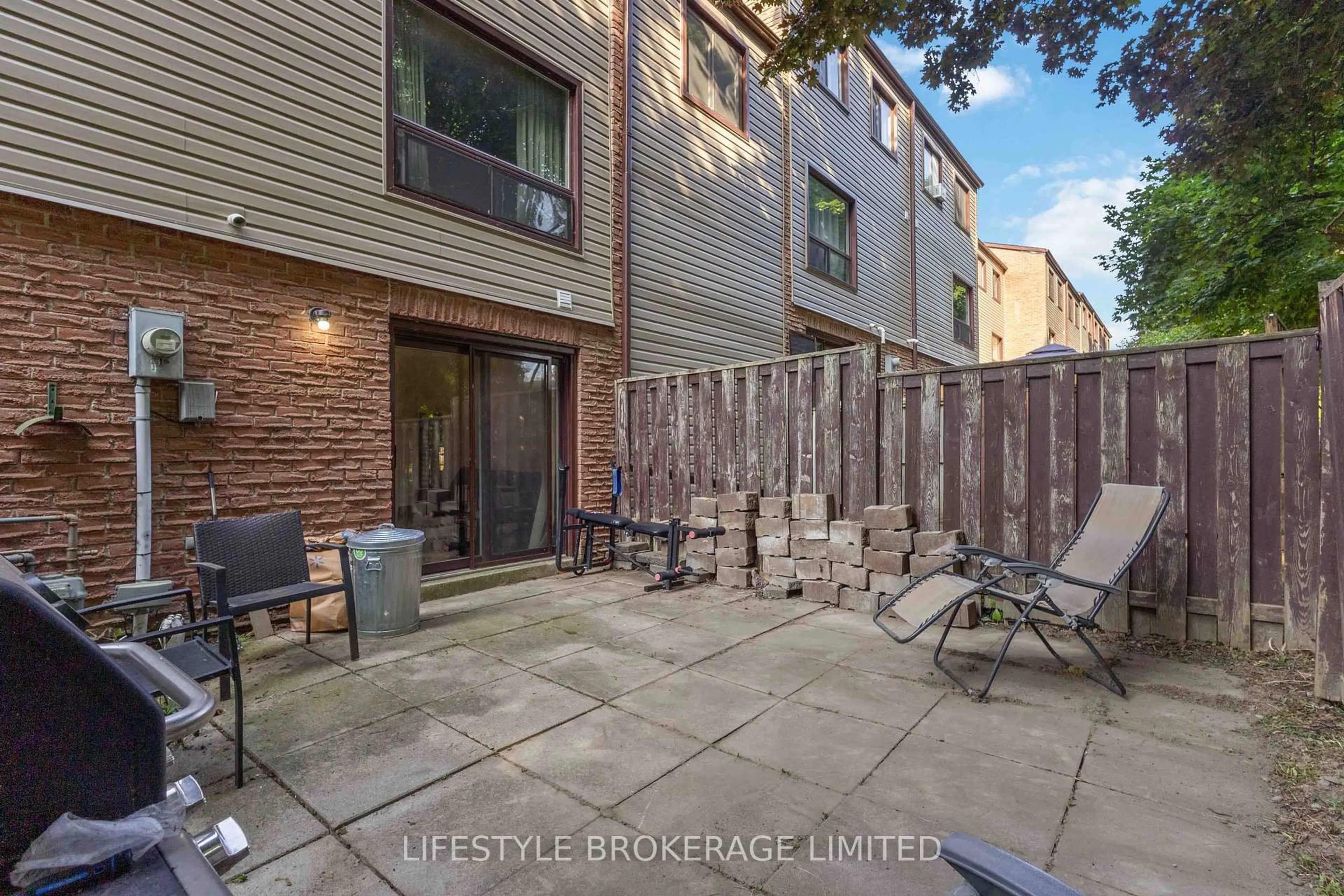 Patio, street for 10 The Bridle Path, Clarington Ontario L1C 3W1