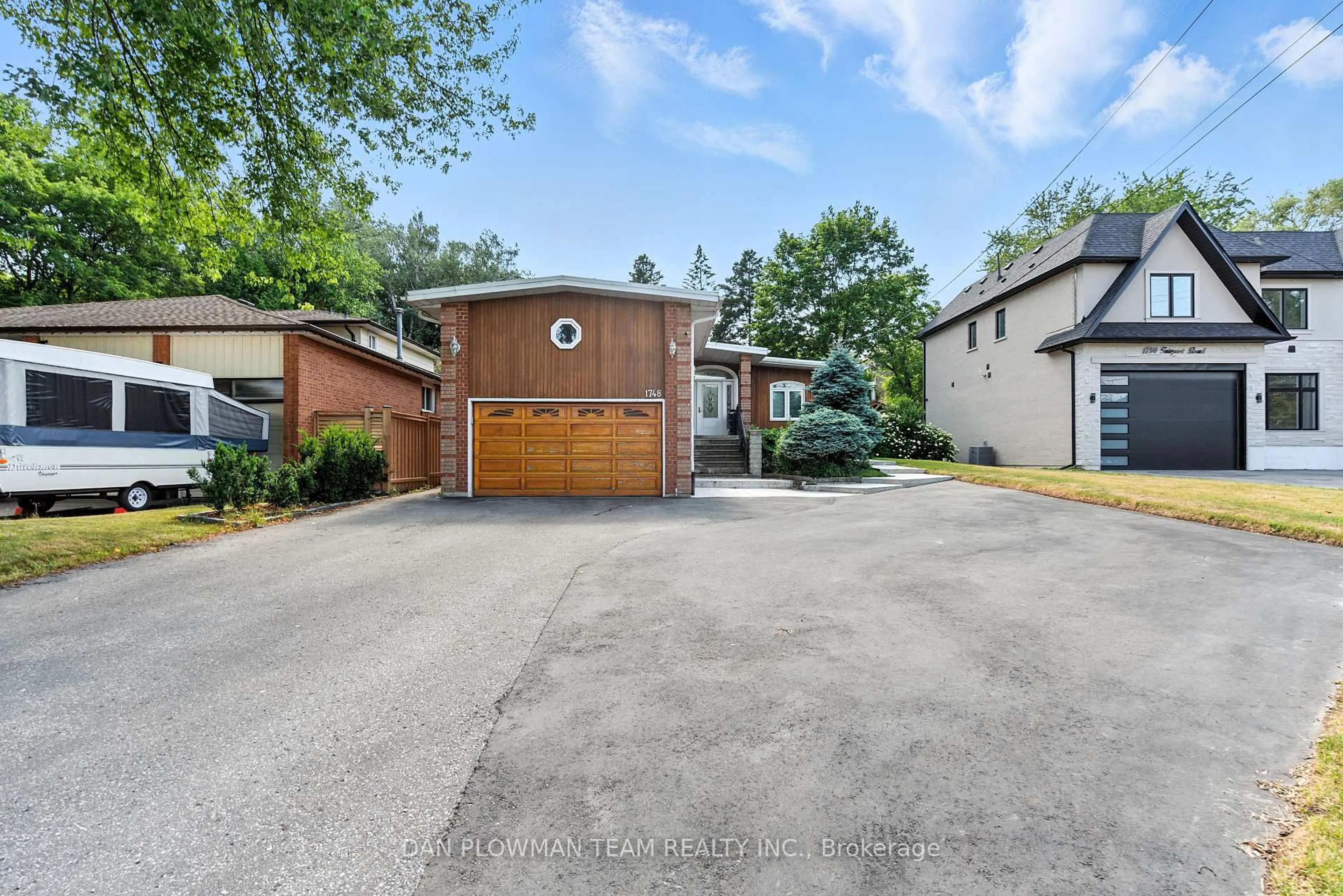 A pic from outside/outdoor area/front of a property/back of a property/a pic from drone, street for 1748 Fairport Rd, Pickering Ontario L1V 1S8