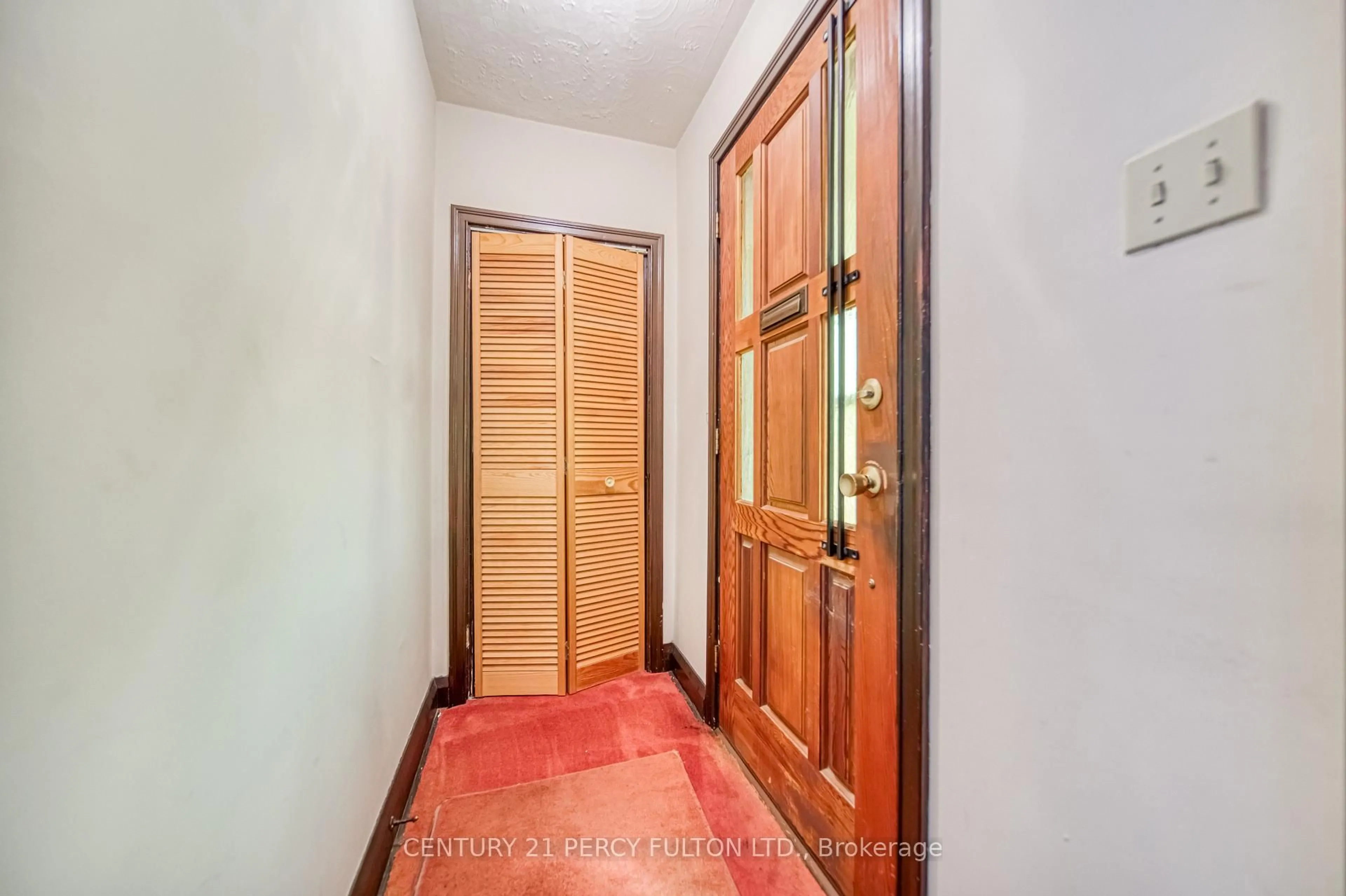 Indoor entryway for 3184 St Clair Ave, Toronto Ontario M1L 1V6