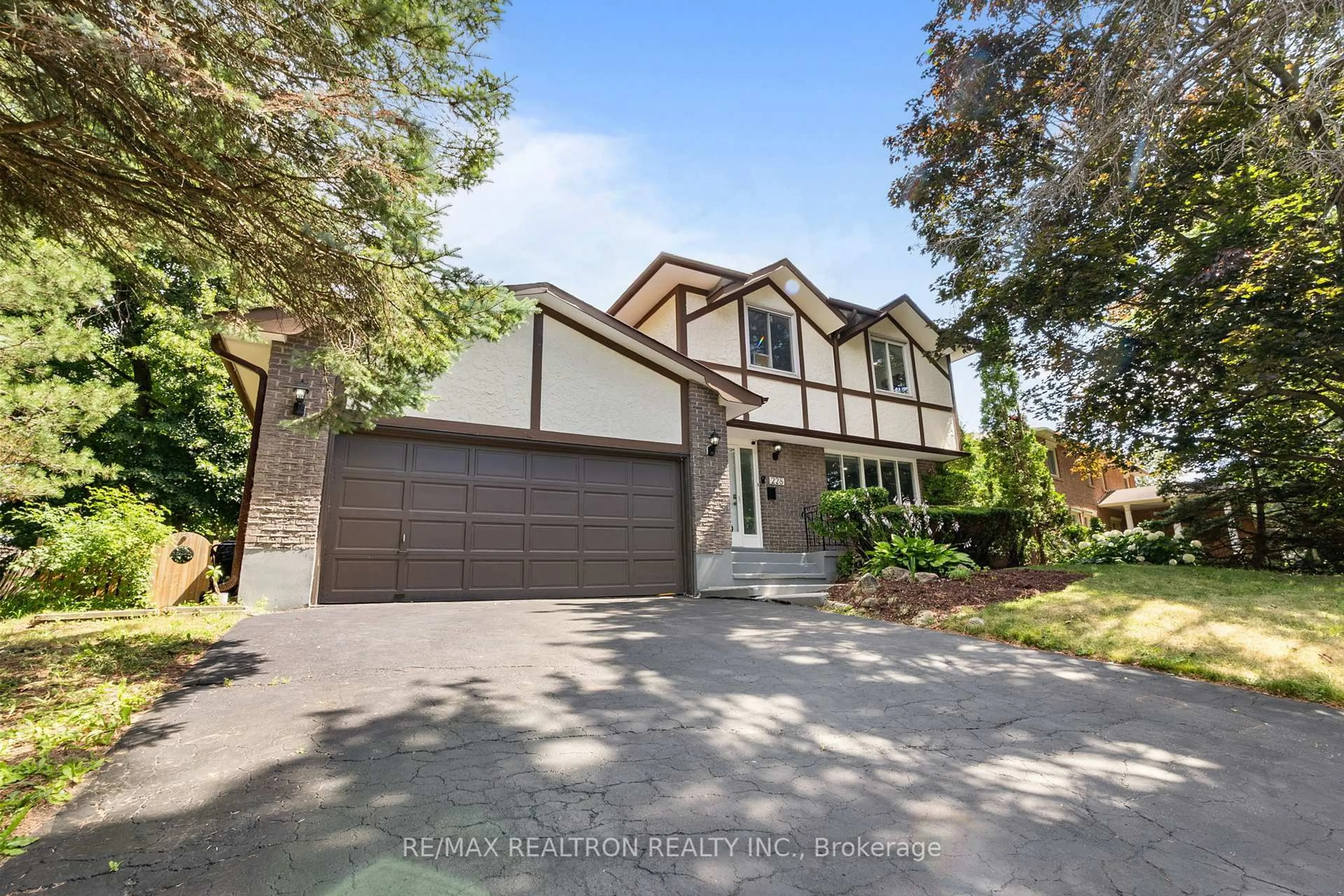 Home with vinyl exterior material, street for 228 Sherwood Crt, Oshawa Ontario L1G 6R8